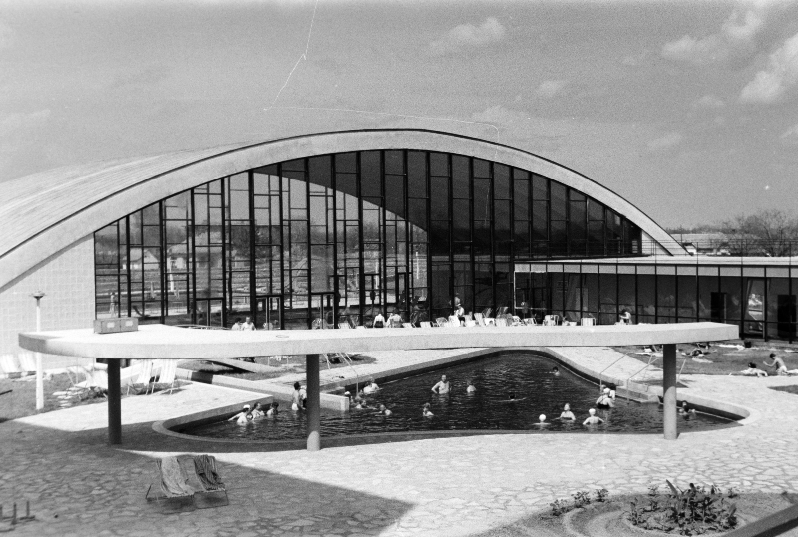 Hungary, Hajdúszoboszló, Mátyás király sétány 10. (Lenin utca), a SZOT Béke Gyógyüdülő medencéi., 1967, Ábrahám Katalin és László, Fortepan #266590
