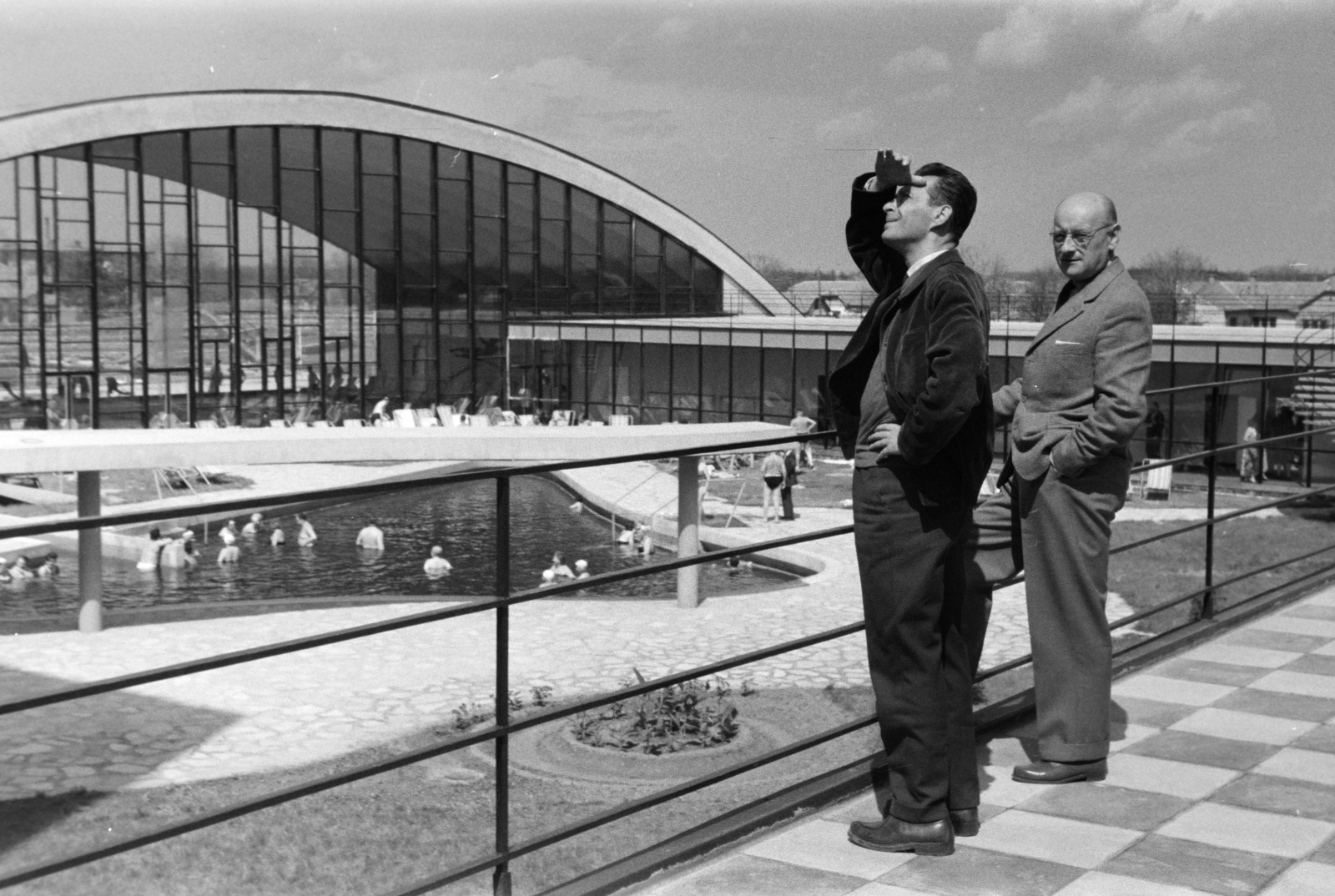 Hungary, Hajdúszoboszló, Mátyás király sétány 10. (Lenin utca), a SZOT Béke Gyógyüdülő terasza és medencéi., 1967, Ábrahám Katalin és László, Fortepan #266591