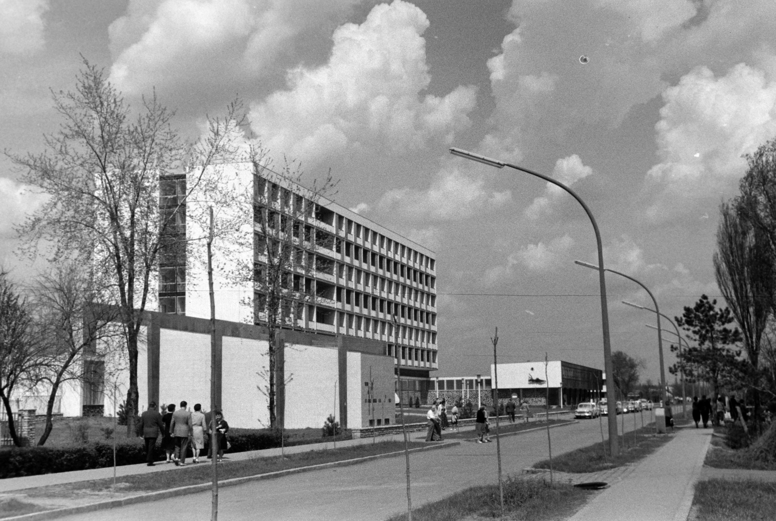 Magyarország, Hajdúszoboszló, Mátyás király sétány 10. (Lenin utca), SZOT Béke Gyógyüdülő., 1967, Ábrahám Katalin és László, utcakép, Fortepan #266593