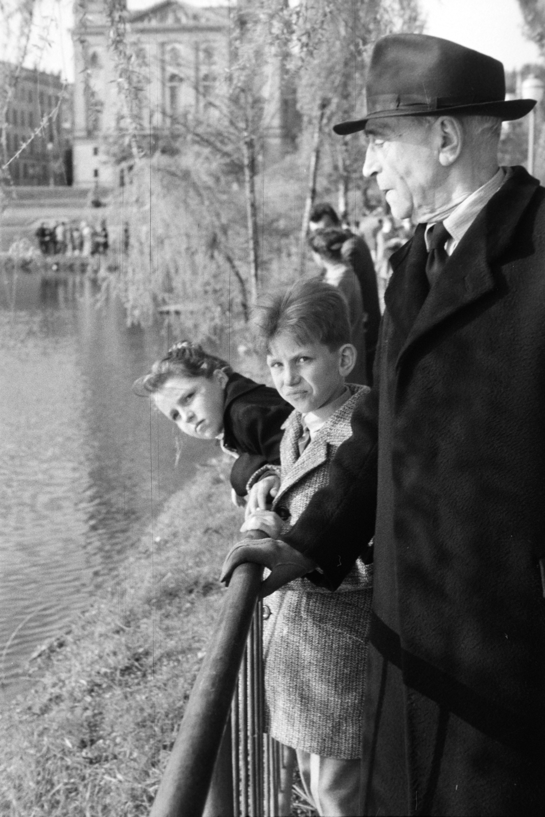 Magyarország, Budapest XI., a felvétel a Feneketlen-tónál készült, háttérben a Villányi útnál a József Attila (később Budai Ciszterci Szent Imre) Gimnázium és a Szent Imre-templom., 1962, Ábrahám Katalin és László, család, Budapest, Fortepan #266596