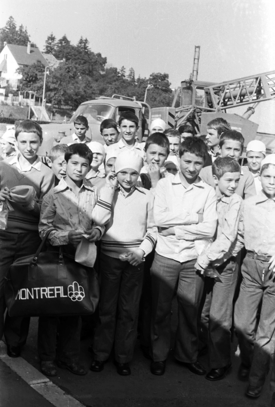 Hungary, Sopron, Lővér körút, Lövér fürdő, Csík Ferenc uszoda (Fedett Uszoda) parkolója, 1977, Baráth Endre, tableau, boys, Fortepan #26660