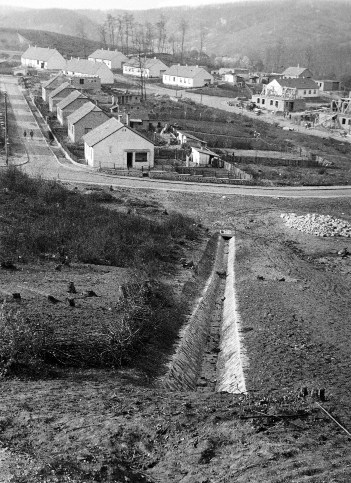 Magyarország, Farkaslyuk, (ekkor Ózd része, ma önálló), kilátás az Esze Tamás utca felé, balra a Jegenye utca, jobbra a Vásár utca., 1959, Ábrahám Katalin és László, lakóház, csatorna, Fortepan #266602