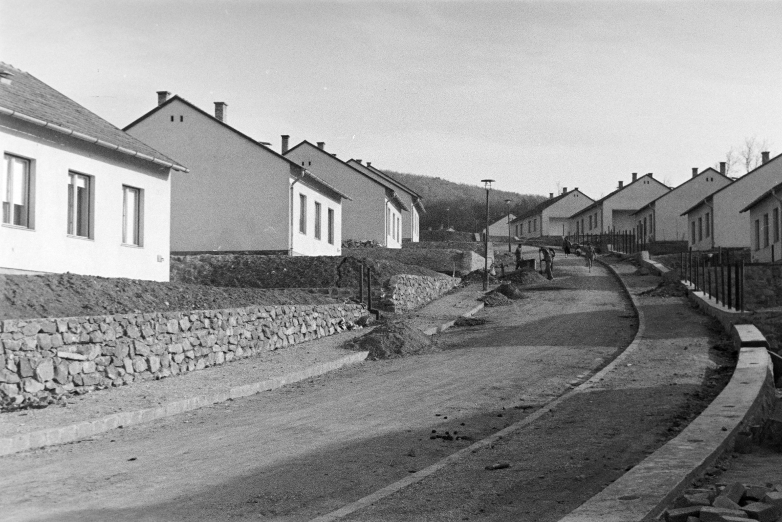 Magyarország, Farkaslyuk, (ekkor Ózd része, ma önálló), Görgei utca, lakótelep., 1962, Ábrahám Katalin és László, útépítés, terméskő, Fortepan #266604