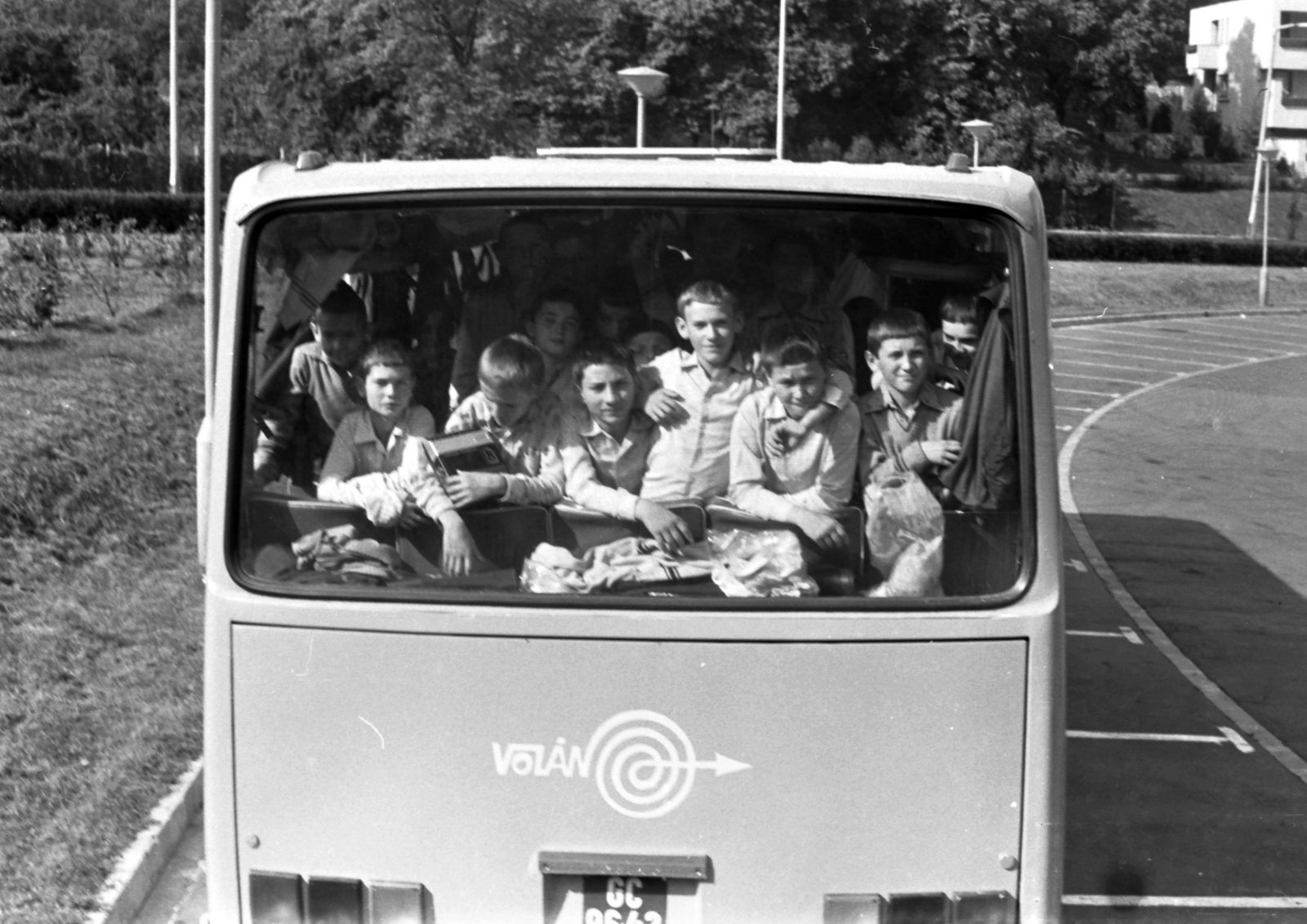 Hungary, Sopron, Lővér körút, Lövér fürdő, Csík Ferenc uszoda (Fedett Uszoda) parkolója, 1977, Baráth Endre, bus, tableau, Ikarus-brand, lamp post, boys, Volán organisation, Fortepan #26661