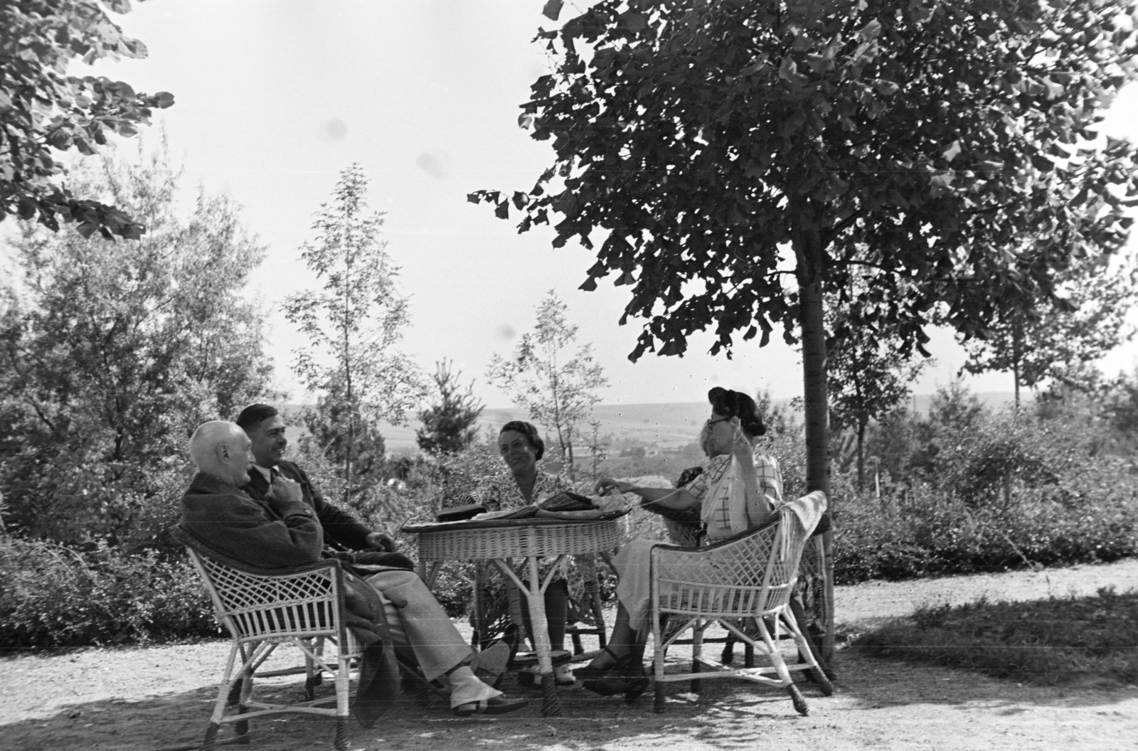 Magyarország, Kőszeg, a felvétel a Jurisich Miklós Honvéd tiszti gyógyház, később SZOT üdülő parkjában készült., 1941, Ábrahám Katalin és László, beszélgetés, árnyék, kerti bútor, Fortepan #266611