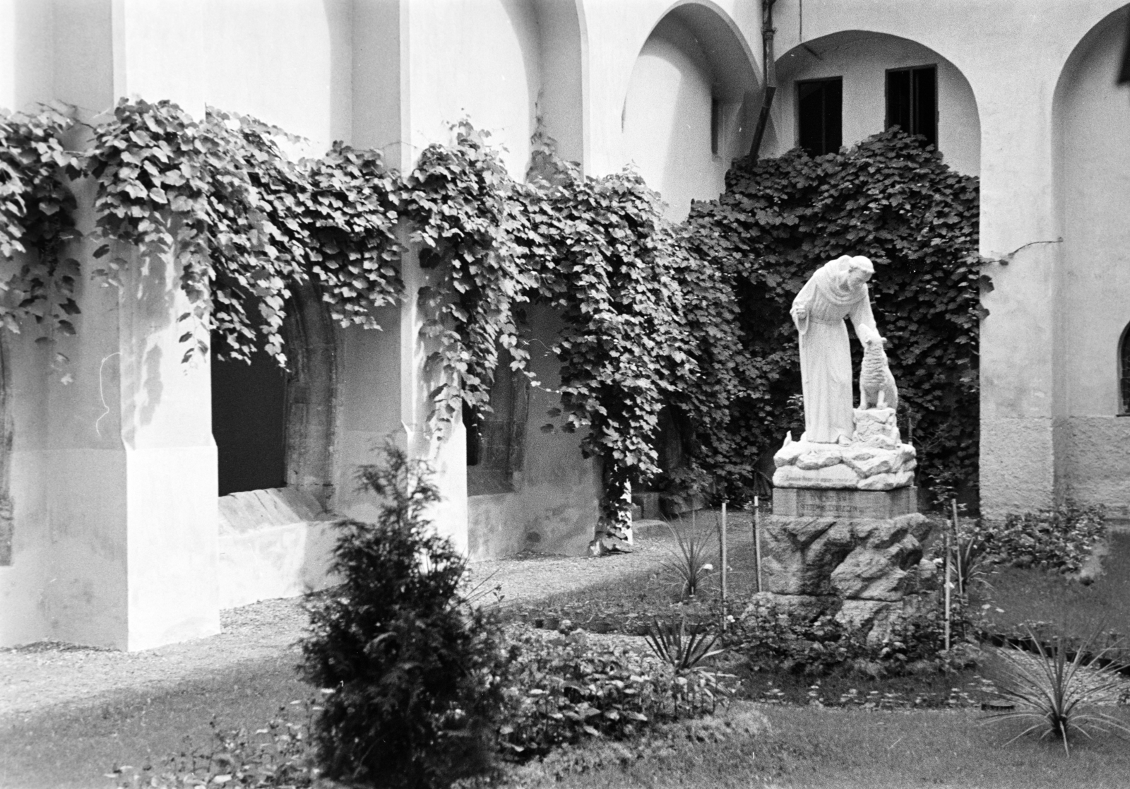 Romania,Transylvania, Cluj-Napoca, Karolina tér (Piata Muzeului), a ferences kolostor udvara Assisi Szent Ferenc szobrával., 1942, Ábrahám Katalin és László, St. Francis of Assisi-portrayal, Fortepan #266620
