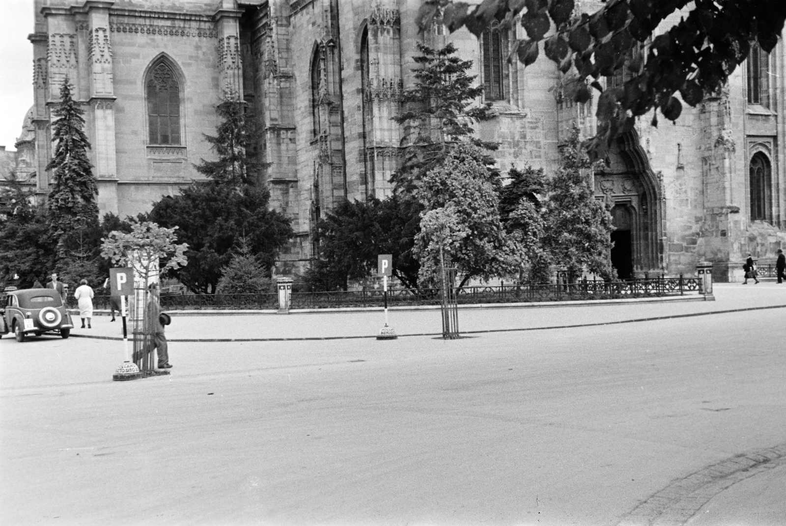 Romania,Transylvania, Cluj-Napoca, Fő tér, Szent Mihály-templom., 1942, Ábrahám Katalin és László, Fortepan #266624