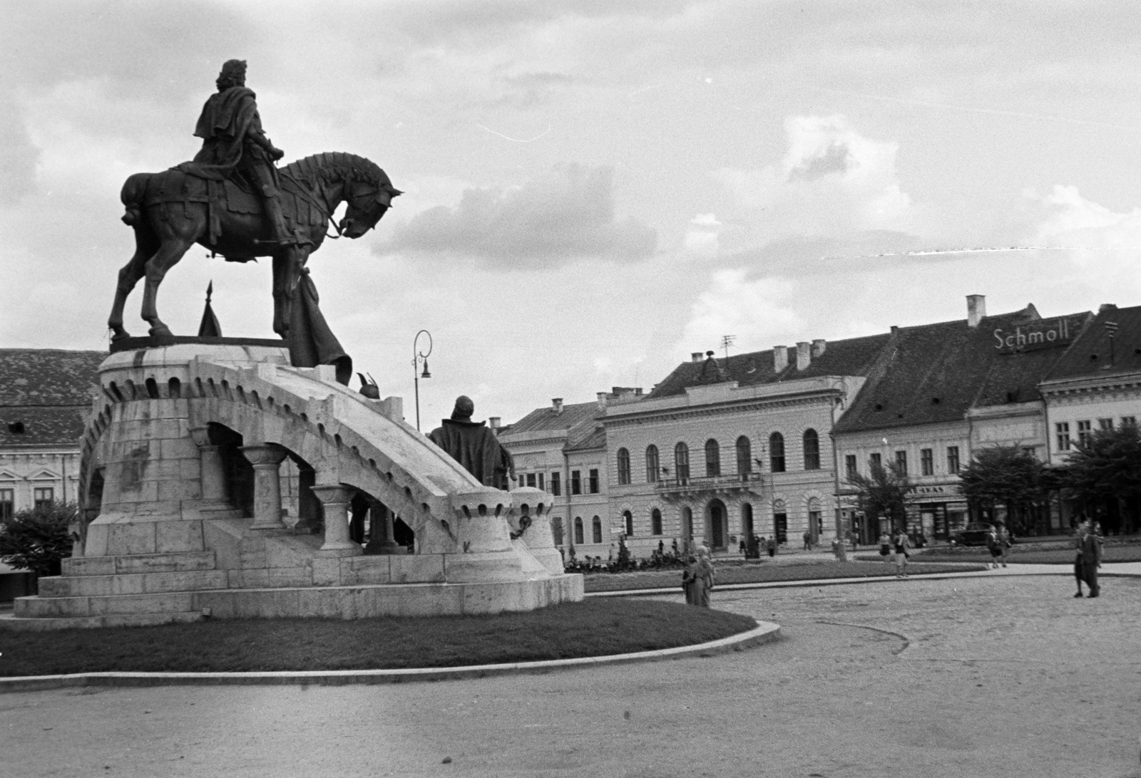 Románia,Erdély, Kolozsvár, Fő tér, Hunyadi Mátyás emlékműve (Fadrusz János, 1902.)., 1942, Ábrahám Katalin és László, lovas szobor, Fortepan #266625