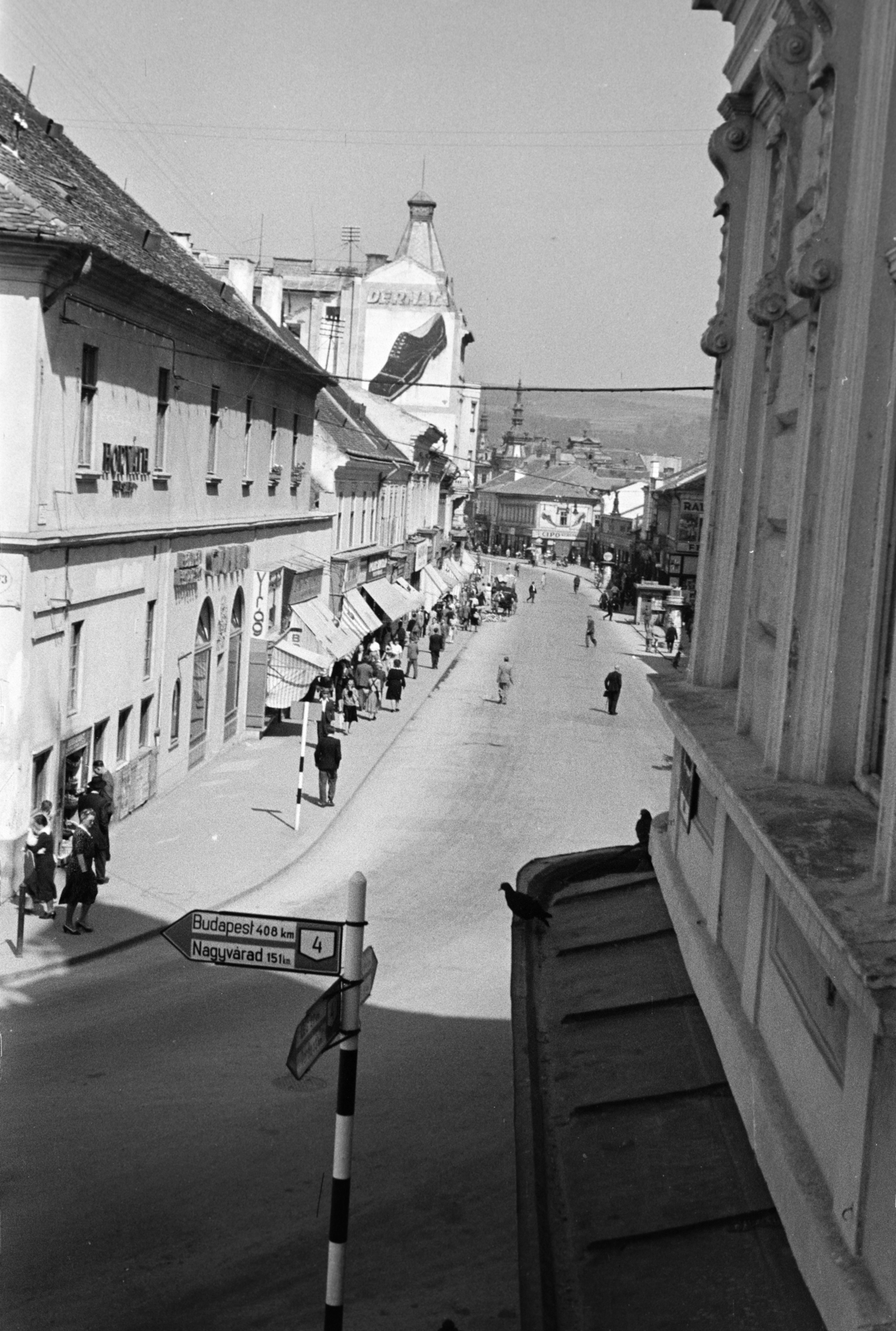 Romania,Transylvania, Cluj-Napoca, kilátás a Central Hotel erkélyéről a Wesselényi Miklós utca (Strada Regele Ferdinand) felé., 1942, Ábrahám Katalin és László, firewall, road signs, street view, ad, Fortepan #266627