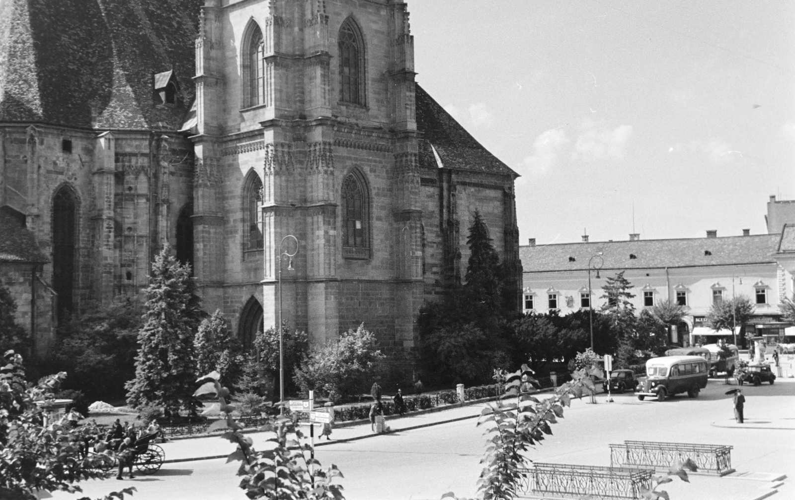 Romania,Transylvania, Cluj-Napoca, Fő tér, Szent Mihály-templom., 1942, Ábrahám Katalin és László, car park, bus, Fortepan #266628