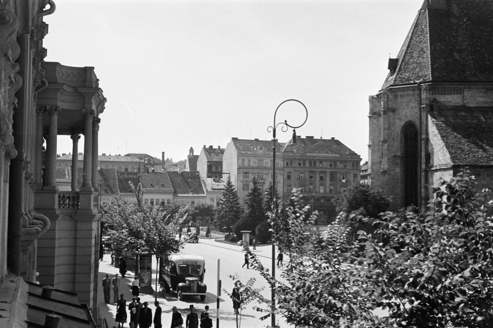 Romania,Transylvania, Cluj-Napoca, Fő tér, kilátás a Bánffy-palotából, jobbra a Szent Mihály-templom., 1942, Ábrahám Katalin és László, street lamp, Fortepan #266629