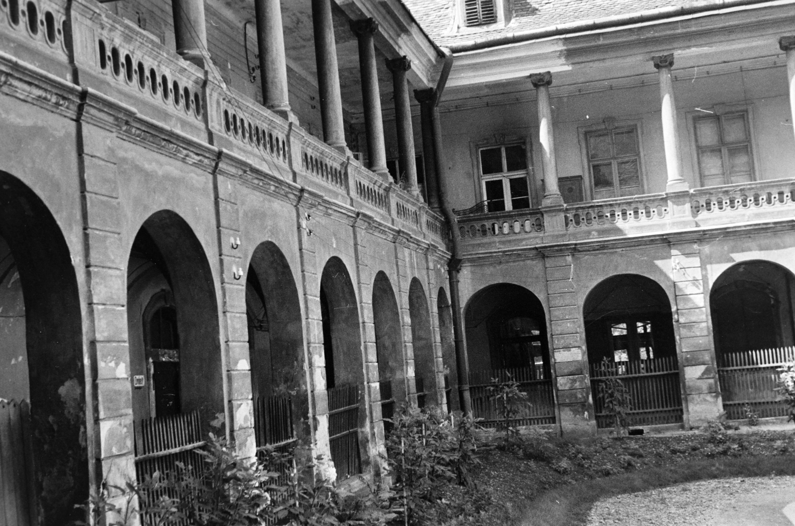 Romania,Transylvania, Cluj-Napoca, Fő tér, a Bánffy-palota udvara., 1942, Ábrahám Katalin és László, Fortepan #266630