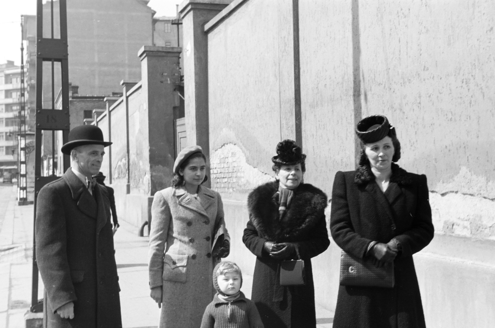 Hungary, Budapest II., Bem József utca, a felvétel a Radetzky laktanya kerítése előtt készült, balra a távolban a Margit körút 29/B számú ház látható., 1942, Ábrahám Katalin és László, Budapest, tableau, Fortepan #266635