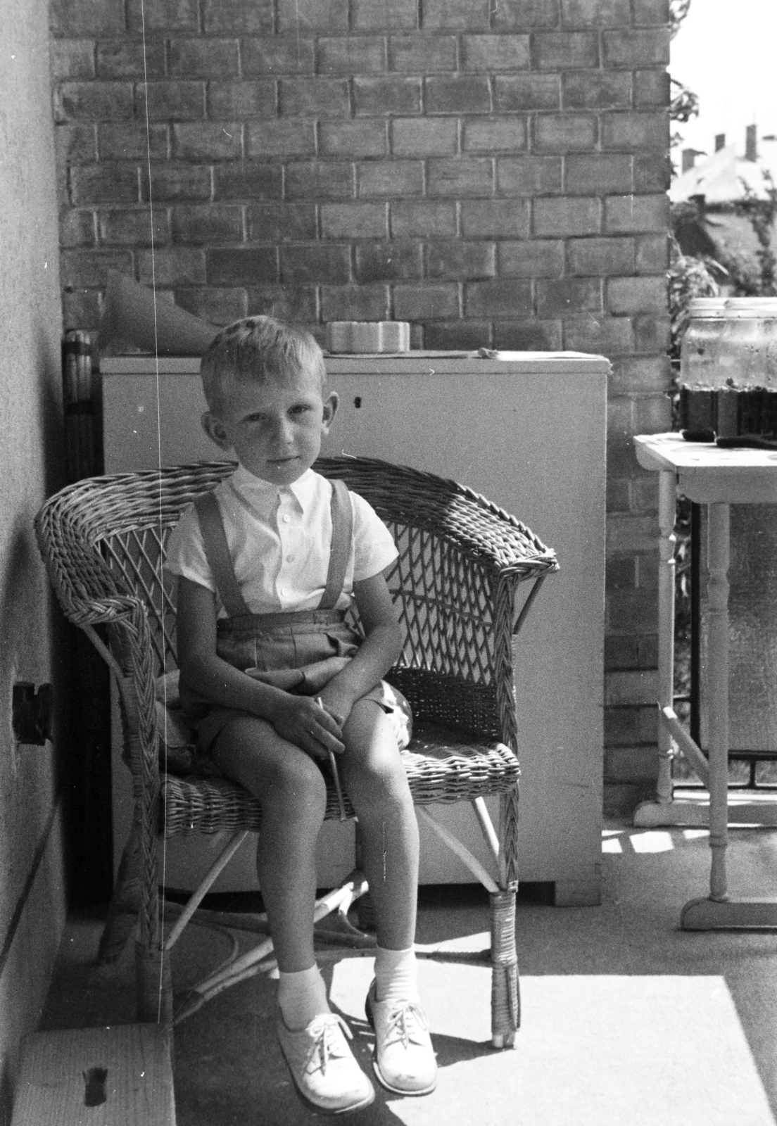 Bulgária, Várna, kilátás egy tengerparti épületből a belváros felé. Háttérben a Kereskedelmi és Iparkamara épületének kupolája látható (később a Bolgár haditengerészet Főparancsnoksága)., 1959, Ábrahám Katalin és László, portré, erkély, ital, Budapest, kisfiú, fonott szék, Fortepan #266641