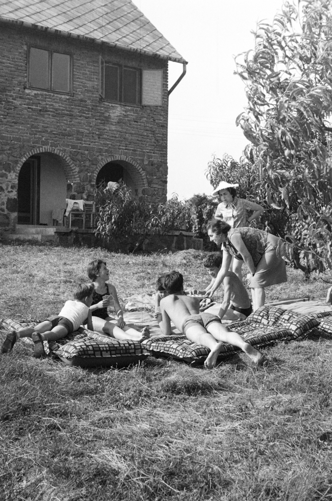 Magyarország,Velencei-tó, Velence, a Rizling utca 3. szám alatti nyaraló., 1963, Ábrahám Katalin és László, kártyajáték, gumimatrac, Fortepan #266647