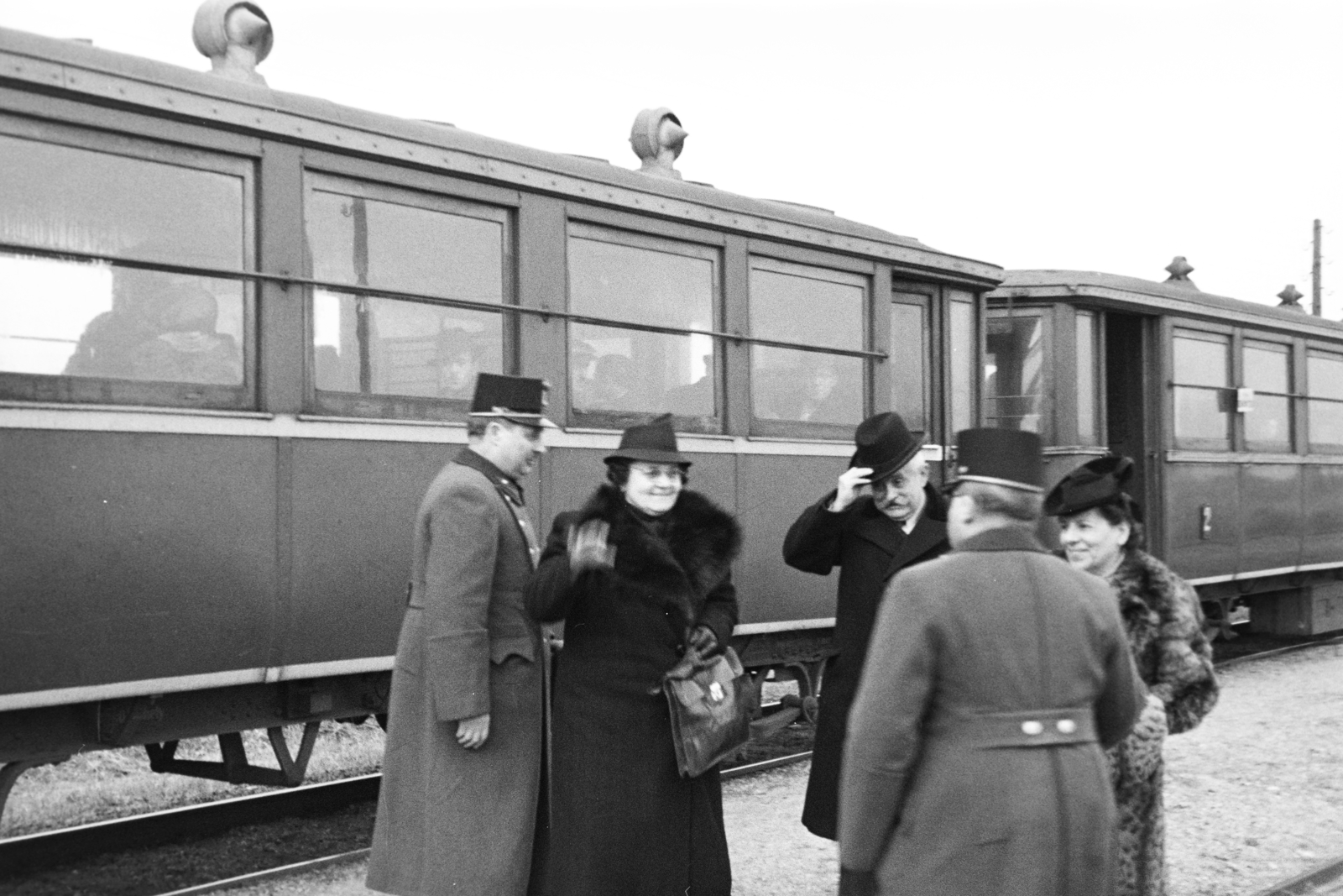 Hungary, Ráckeve, a felvétel a HÉV állomáson készült., 1943, Ábrahám Katalin és László, coach, commuter train, train, Fortepan #266649