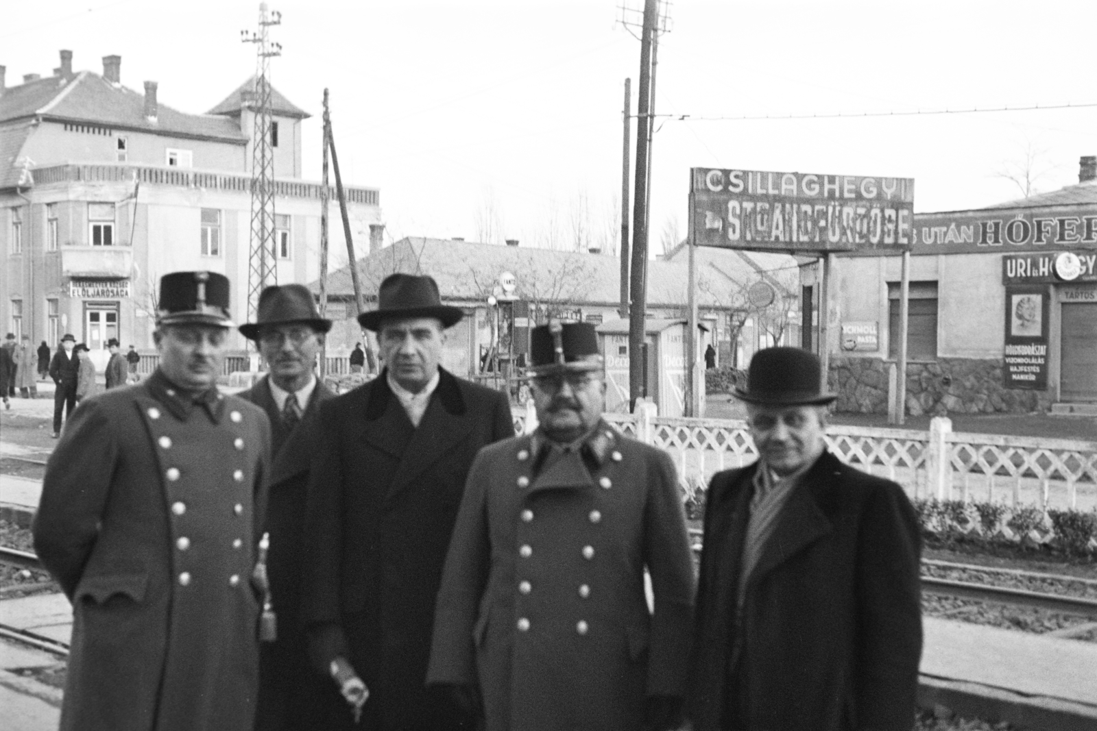 Hungary, Budapest III., Csillaghegy HÉV állomás, háttérben a Mátyás király út, balra Békásmegyer község Előljárósága., 1943, Ábrahám Katalin és László, commuter train, officer, tableau, Budapest, Fortepan #266650