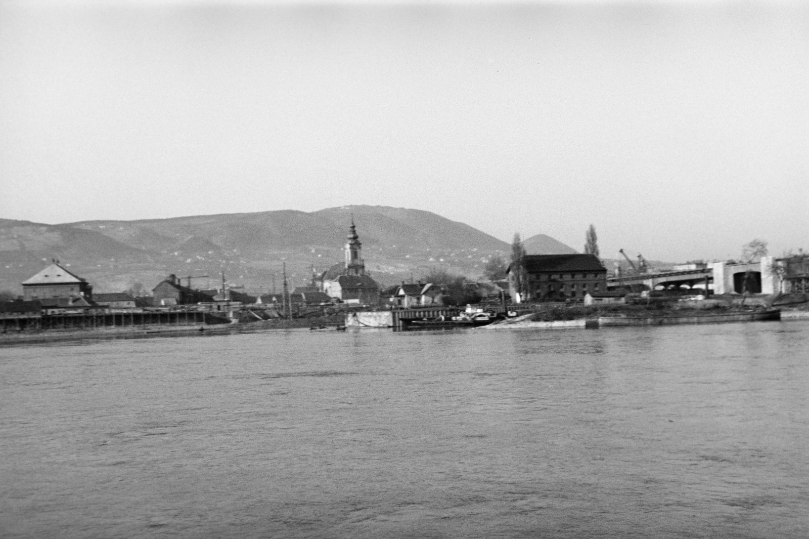 Hungary, Óbuda, Budapest III., a Dunáról nézve, szemben a Szent Péter és Pál-templom, jobbra az épülő Árpád híd budai hídfője., 1943, Ábrahám Katalin és László, Budapest, disappeared, Fortepan #266653