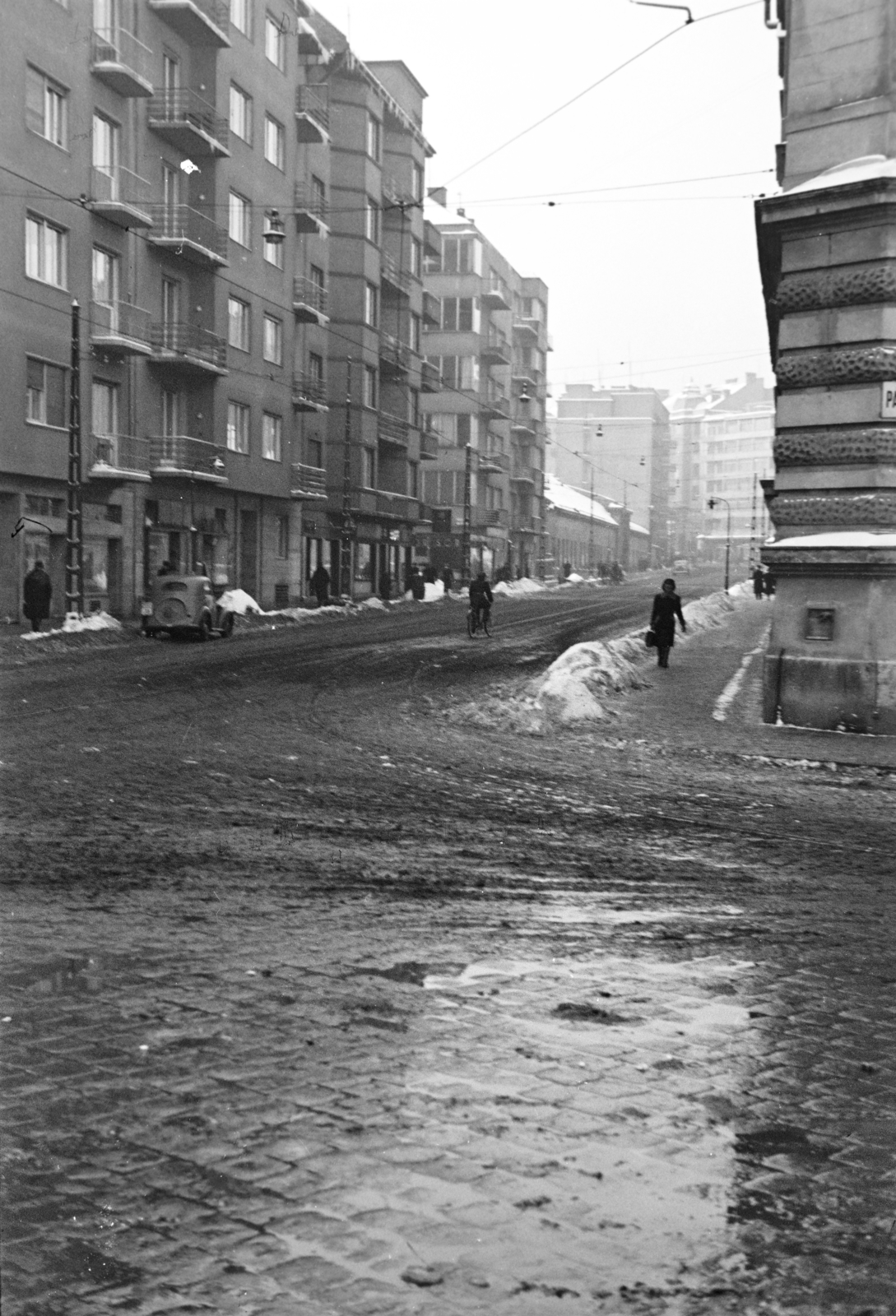 Magyarország, Budapest II., Bem József (Pálffy) tér, szemben a Bem József utca, távolban a Mrgit körút melletti ház látható., 1943, Ábrahám Katalin és László, Budapest, Fortepan #266663