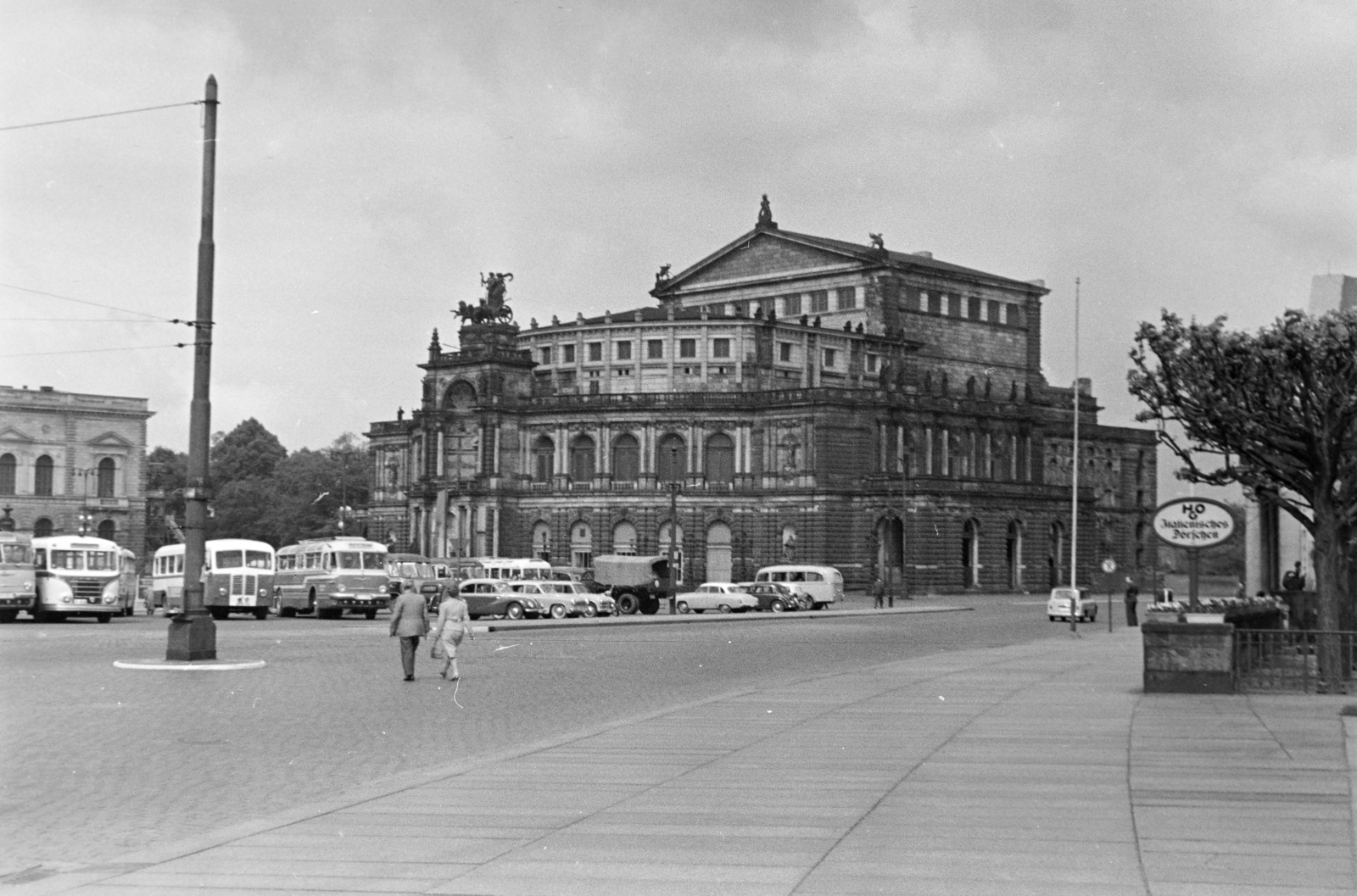 Germany, Dresden, Theaterplatz és az Operaház (Semperoper). Balra a Zwinger., 1961, Ábrahám Katalin és László, GDR, Fortepan #266671