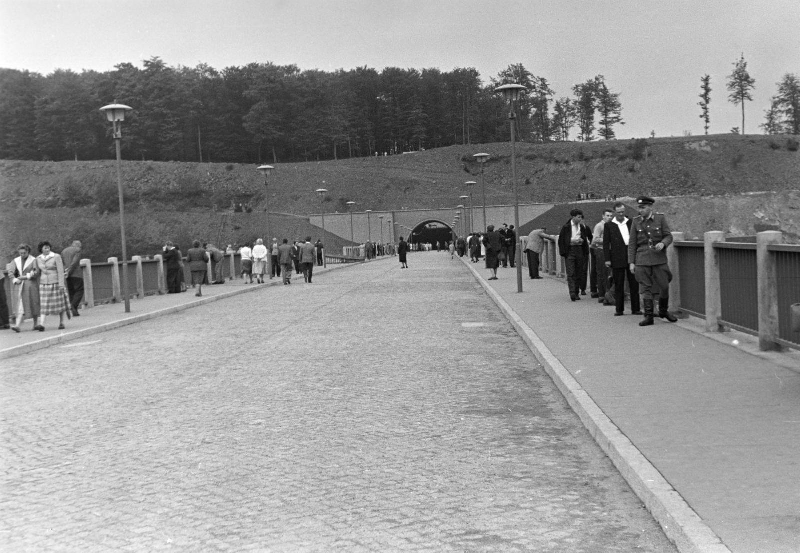 Németország, Wendefurth, a felvétel a Rappbodetalsperre / Rappbode-völgyzárógáton készült, szemben a domb alatt az L96-os út átvezető alagútja látható., 1961, Ábrahám Katalin és László, alagút, NDK, Fortepan #266673