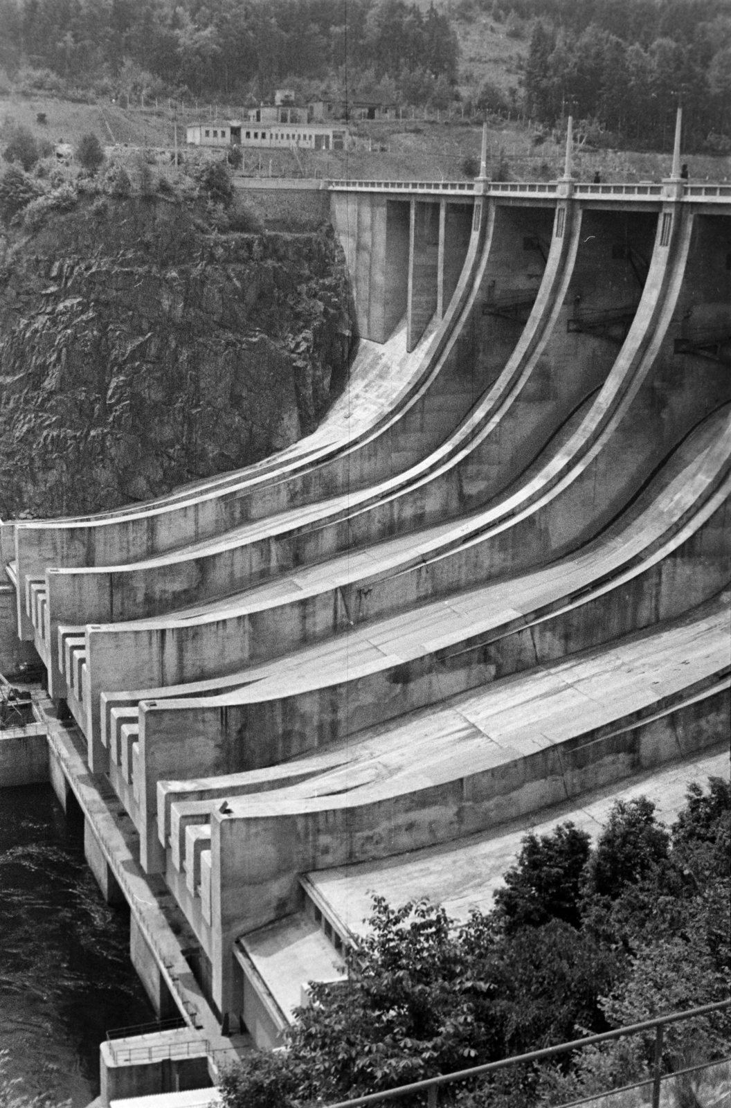Czech Republik, völgyzárógát a Moldva (Vltava) folyón., 1958, Ábrahám Katalin és László, water energy, concrete bridge, Fortepan #266674