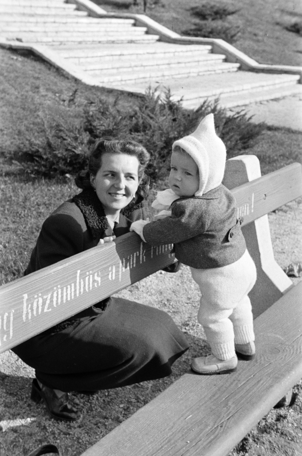 Hungary, Budapest I., Vérmező., 1953, Ábrahám Katalin és László, portrait, Budapest, label, stairs, squatting, smile, mother, cap, bench, kid, Fortepan #266680