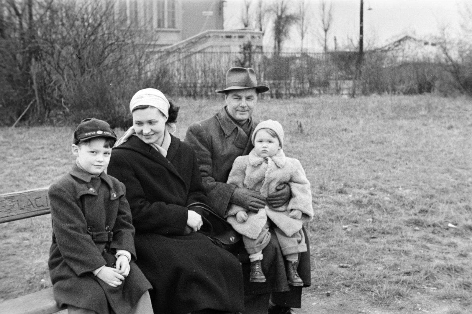 1953, Ábrahám Katalin és László, hat, family, bench, label, Fortepan #266683