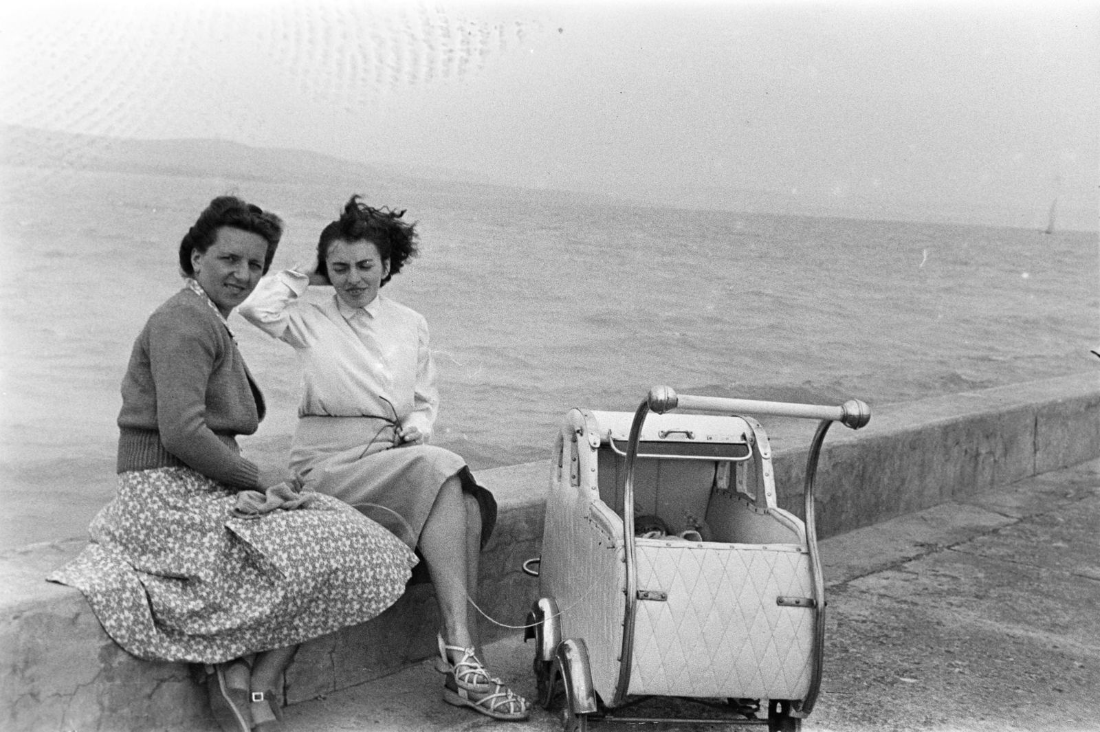 Hungary,Lake Balaton, Siófok, kikötő, nyugati móló., 1953, Ábrahám Katalin és László, portrait, Lake Balaton, baby carriage, looking back, Fortepan #266684
