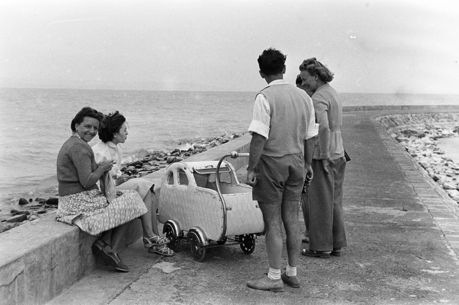 Hungary,Lake Balaton, Siófok, kikötő, nyugati móló., 1953, Ábrahám Katalin és László, baby carriage, Lake Balaton, Fortepan #266685