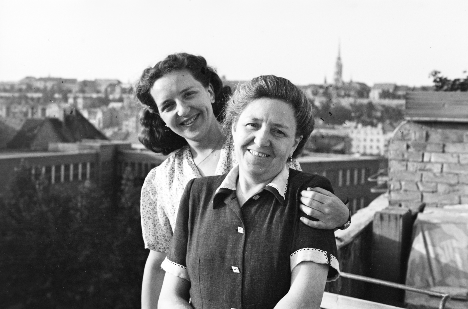 Hungary, Budapest I., Mészáros utca, a felvétel a 10-es számú ház erkélyén készült. Háttérben a Szilágyi Erzsébet Gimnázium épülete és a budai Vár., 1953, Ábrahám Katalin és László, portrait, family, Budapest, Fortepan #266692