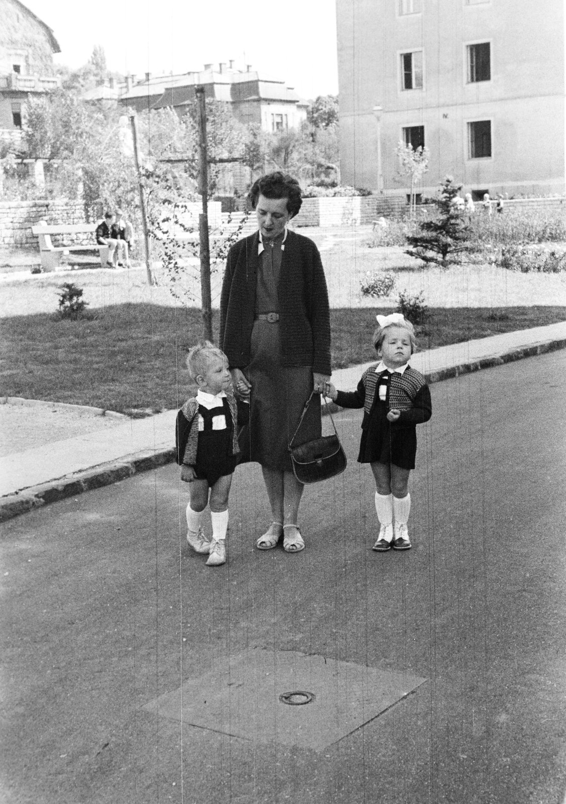 Hungary, Budapest XI., a felvétel a Villányi út 55-65. szám alatti 181 lakásos mintalakótelep parkjában készült, amelyet az építésügyi tisztviselők számára alakítottak ki 1954-ben., 1956, Ábrahám Katalin és László, Budapest, hold hands, ribbon, Fortepan #266703