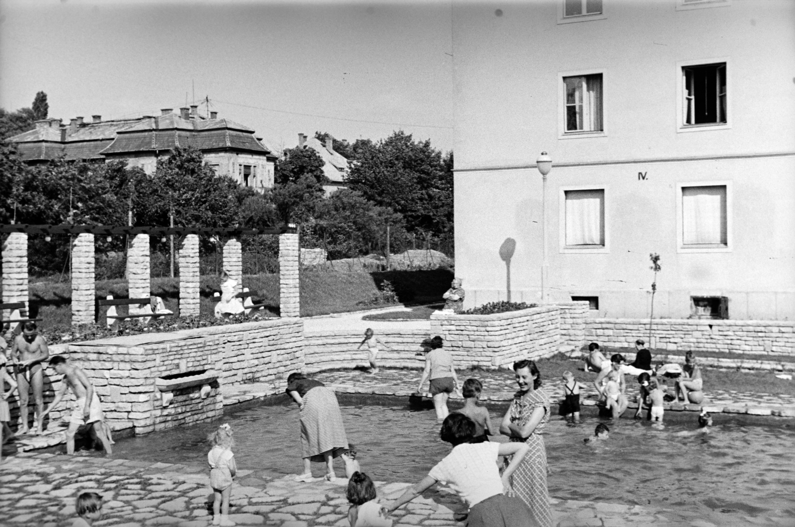 Hungary, Budapest XI., a felvétel a Villányi út 55-65. szám alatti 181 lakásos mintalakótelep parkjában készült, amelyet az építésügyi tisztviselők számára alakítottak ki 1954-ben., 1956, Ábrahám Katalin és László, Budapest, pool, splashing, Fortepan #266707