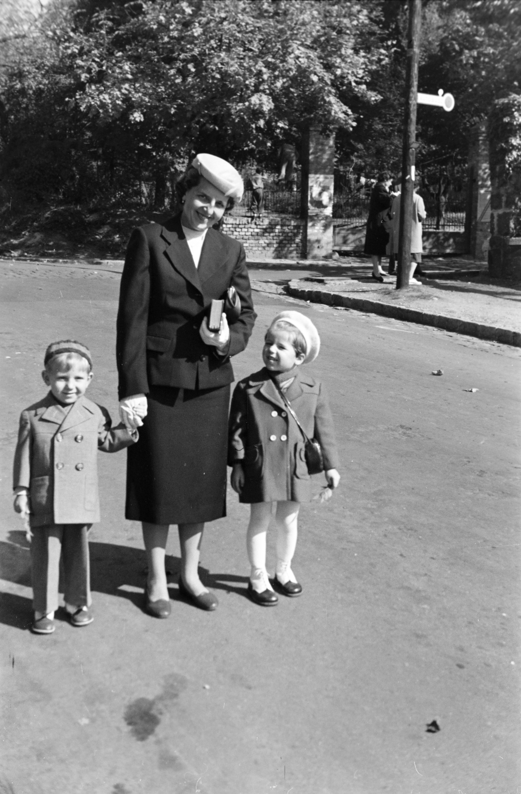 Magyarország, Budapest XI., Szüret utca, a felvétel a Ménesi úti kereszteződésnél készült., 1956, Ábrahám Katalin és László, Budapest, portré, kézenfogva, harisnya, gyerektáska, Fortepan #266708