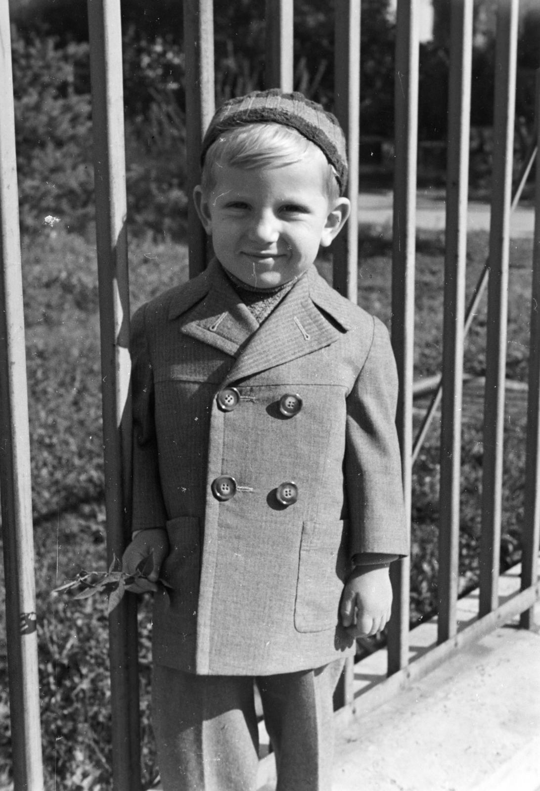 1956, Ábrahám Katalin és László, portrait, kid, cap, fence, double-breasted coat, Fortepan #266709