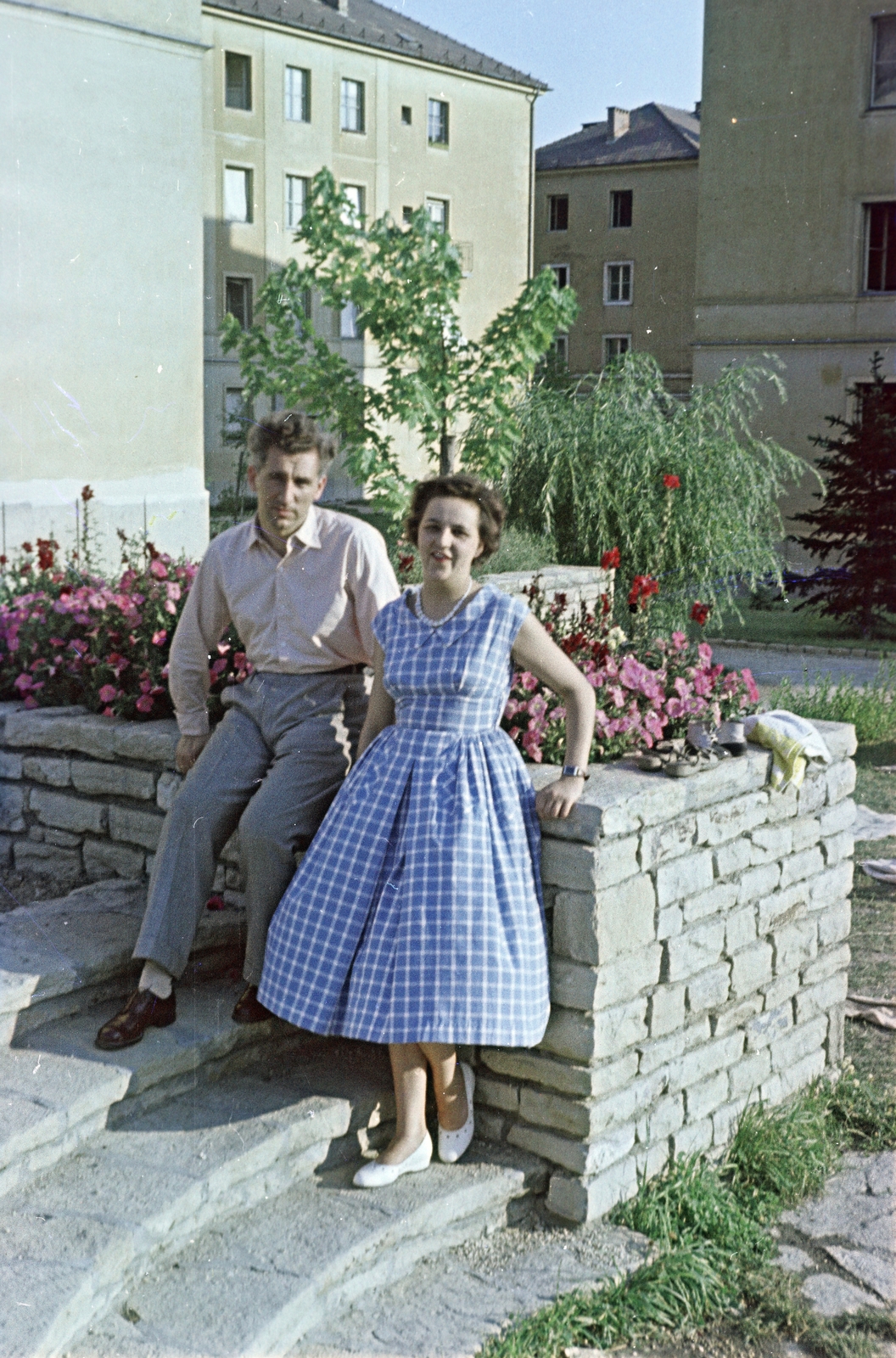 Hungary, Budapest XI., a felvétel a Villányi út 55-65. szám alatti 181 lakásos mintalakótelepen készült, amelyet az építésügyi tisztviselők számára alakítottak ki 1954-ben., 1956, Ábrahám Katalin és László, Budapest, colorful, man and woman, summer dresses, Fortepan #266712