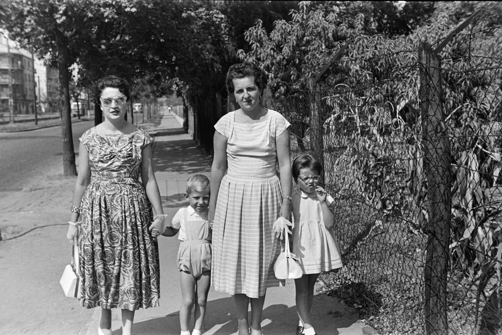 Hungary, Budapest XI., a felvétel a Villányi úton készült az 51-es számú ház előtt., 1957, Ábrahám Katalin és László, Budapest, summer dresses, hold hands, Fortepan #266717
