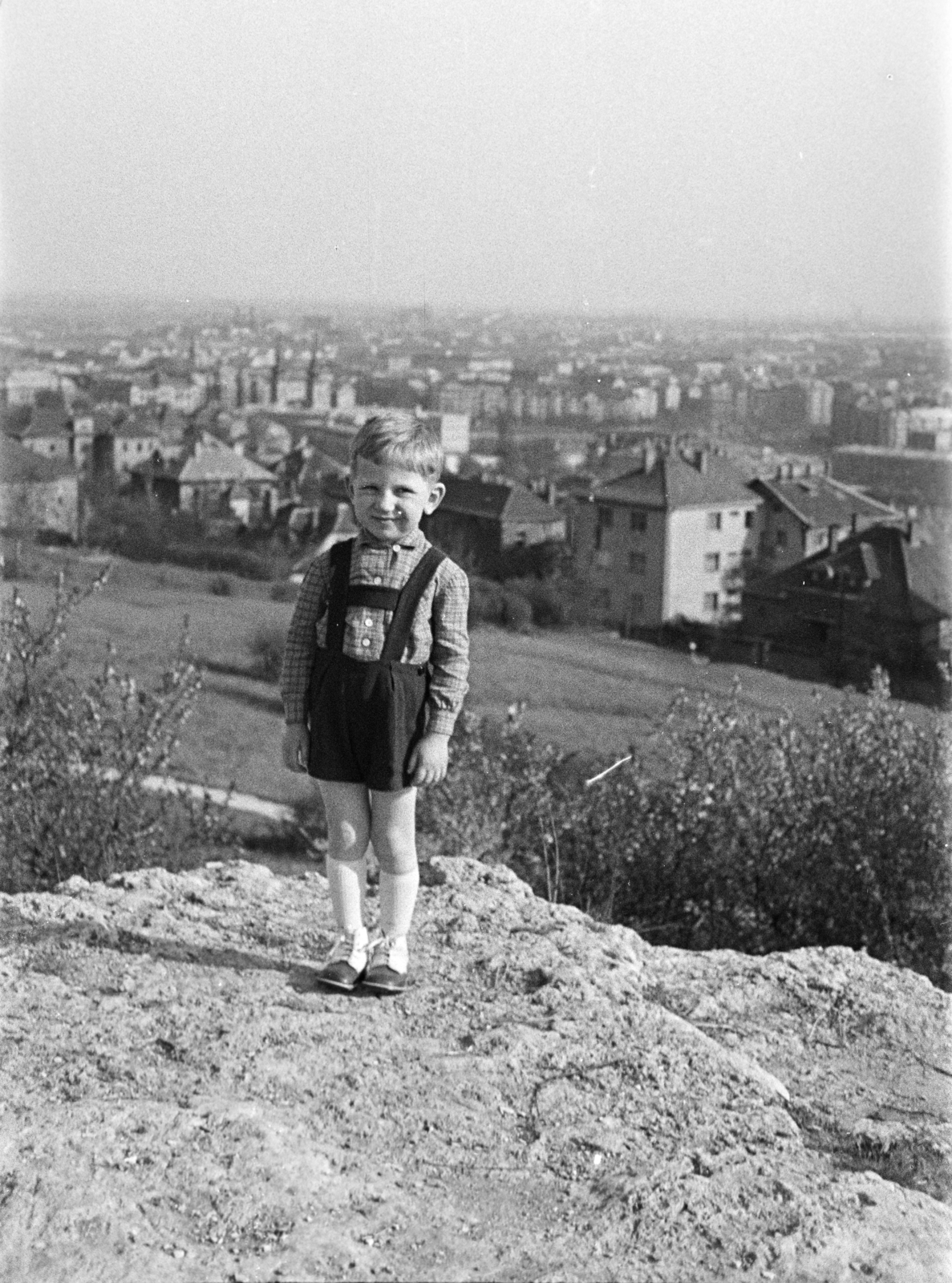 Hungary, Budapest XI., kilátás a Számadó utca felől Kelenföld felé, a kisfiú mögött előtérben a Somlói út házai., 1957, Ábrahám Katalin és László, portrait, shorts, kid, Budapest, Fortepan #266718