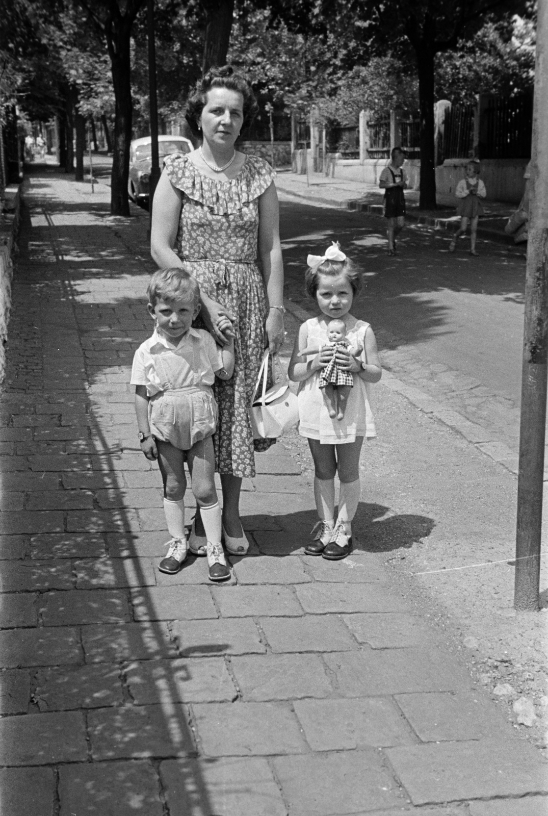 Hungary, Budapest XI., a felvétel a Ménesi úton készült, háttérben jobbra a Serleg utca torkolata., 1957, Ábrahám Katalin és László, Budapest, toy doll, kids, mother, Fortepan #266719