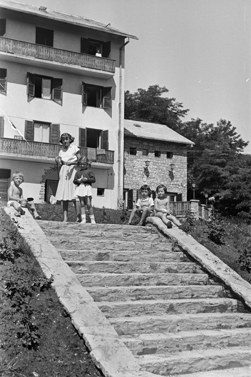 Hungary, Leányfalu, Móricz Zsigmond út 97., SZOT Építőmunkás üdülő., 1957, Ábrahám Katalin és László, girls, stairs, Fortepan #266721