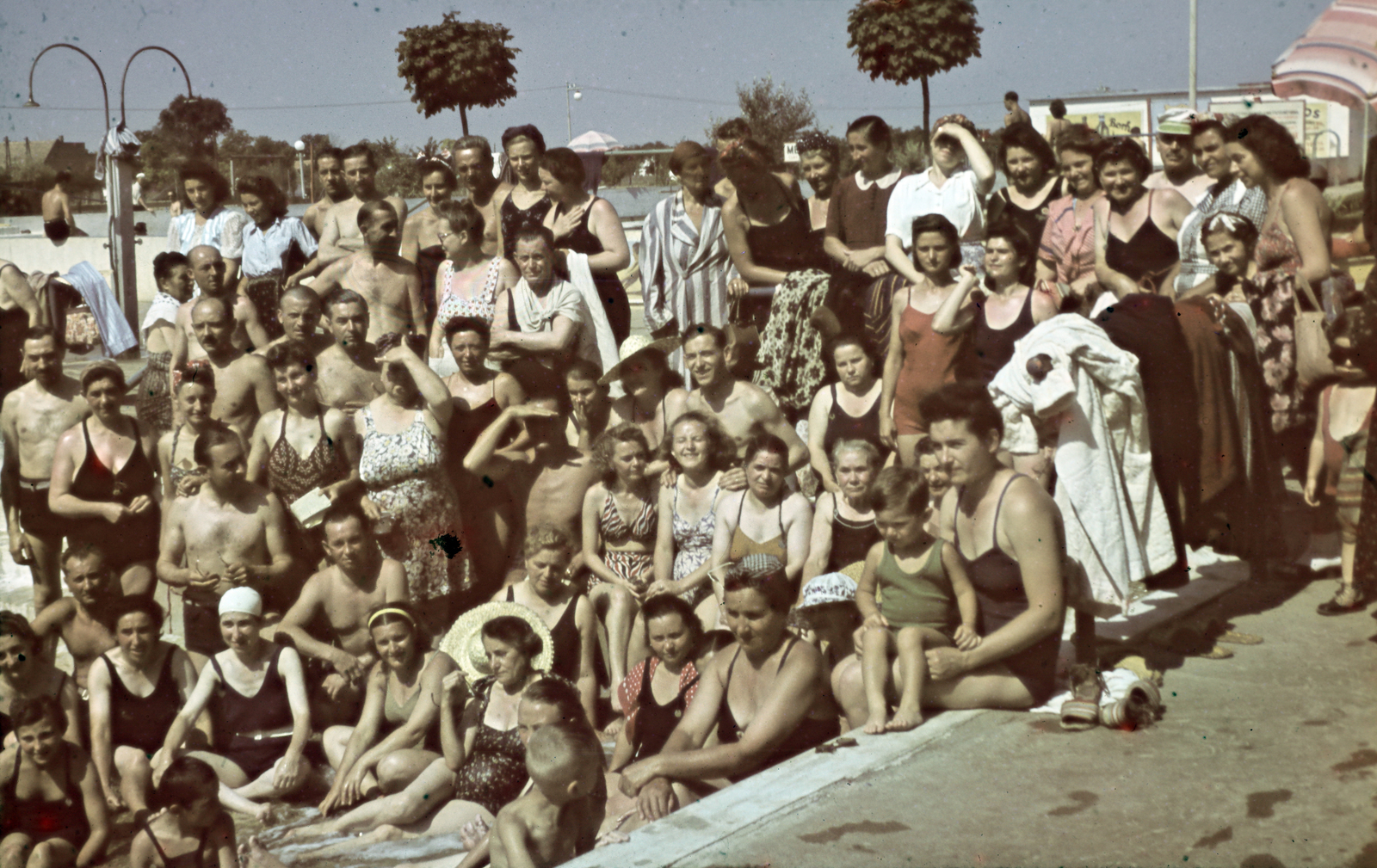 Hungary, Hajdúszoboszló, strand., 1943, Ábrahám Katalin és László, tableau, colorful, Fortepan #266731