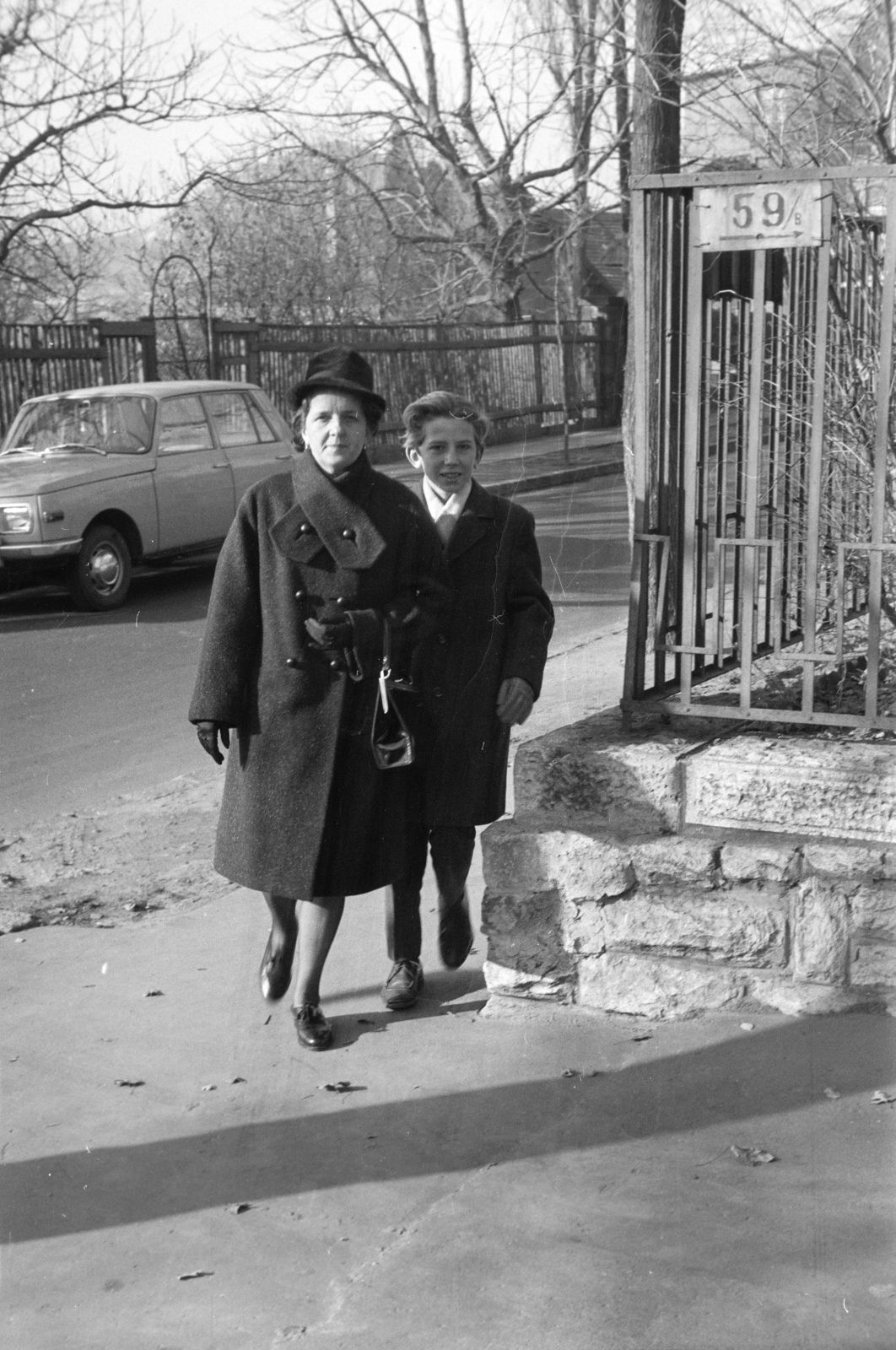 Magyarország, Budapest XI., Ménesi út a felvétel az 59/B számú ház kerítésénél készült., 1967, Ábrahám Katalin és László, Budapest, kabát, Fortepan #266737