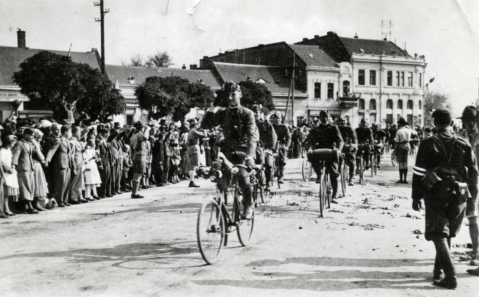 Slovakia, Šahy, Fő tér (Hlavné námestie). A felvétel a magyar csapatok bevonulása idején készült, 1938. október 11-én. A képen Marényi Ernő hadnagy látható az 1. kerékpáros zászlóalj élén., 1938, Mihályi Balázs, conscription, armband, salute, cycling corps, Fortepan #266752