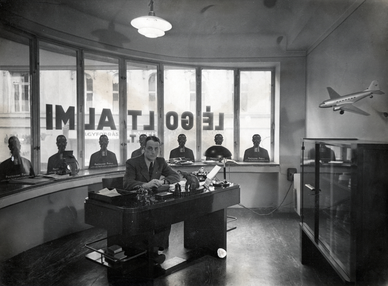 Hungary, Budapest V., Dorottya utca 2., az iroda ablakán keresztül a Dorottya utca 1., a Gerbaud-ház oldalhomlokzata látszik., 1937, Mihályi Balázs, Best of, gas mask, air defense, Budapest, Fortepan #266762