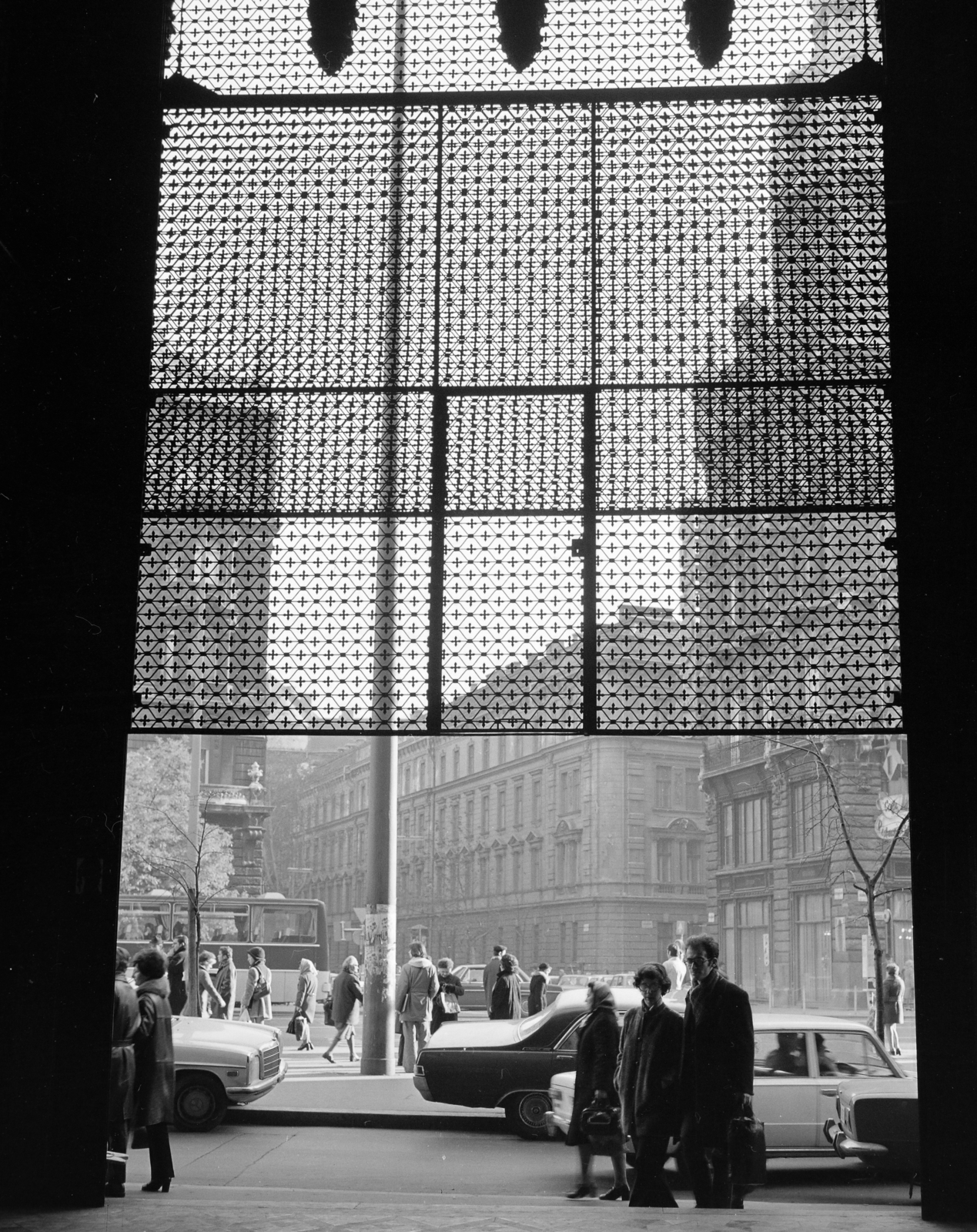 Magyarország, Budapest V., kilátás a Párizsi udvarból a Ferenciek tere (Felszabadulás tér) és a Veres Pálné utca felé, jobbra a déli Klotild-palota., 1974, Vimola Károly, Budapest, Fortepan #266781