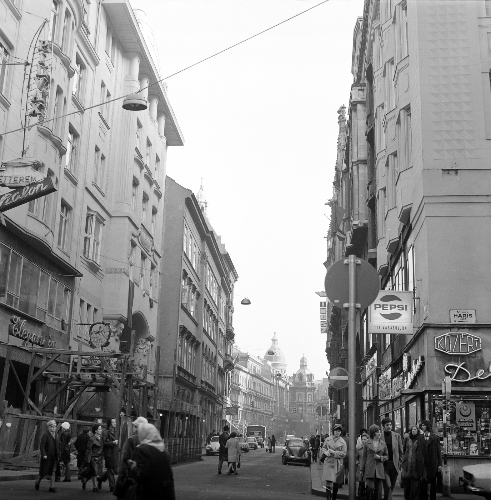 Hungary, Budapest V., Petőfi Sándor utca a Haris köztől a Ferenciek tere (Felszabadulás tér) felé nézve., 1974, Vimola Károly, Budapest, Fortepan #266783