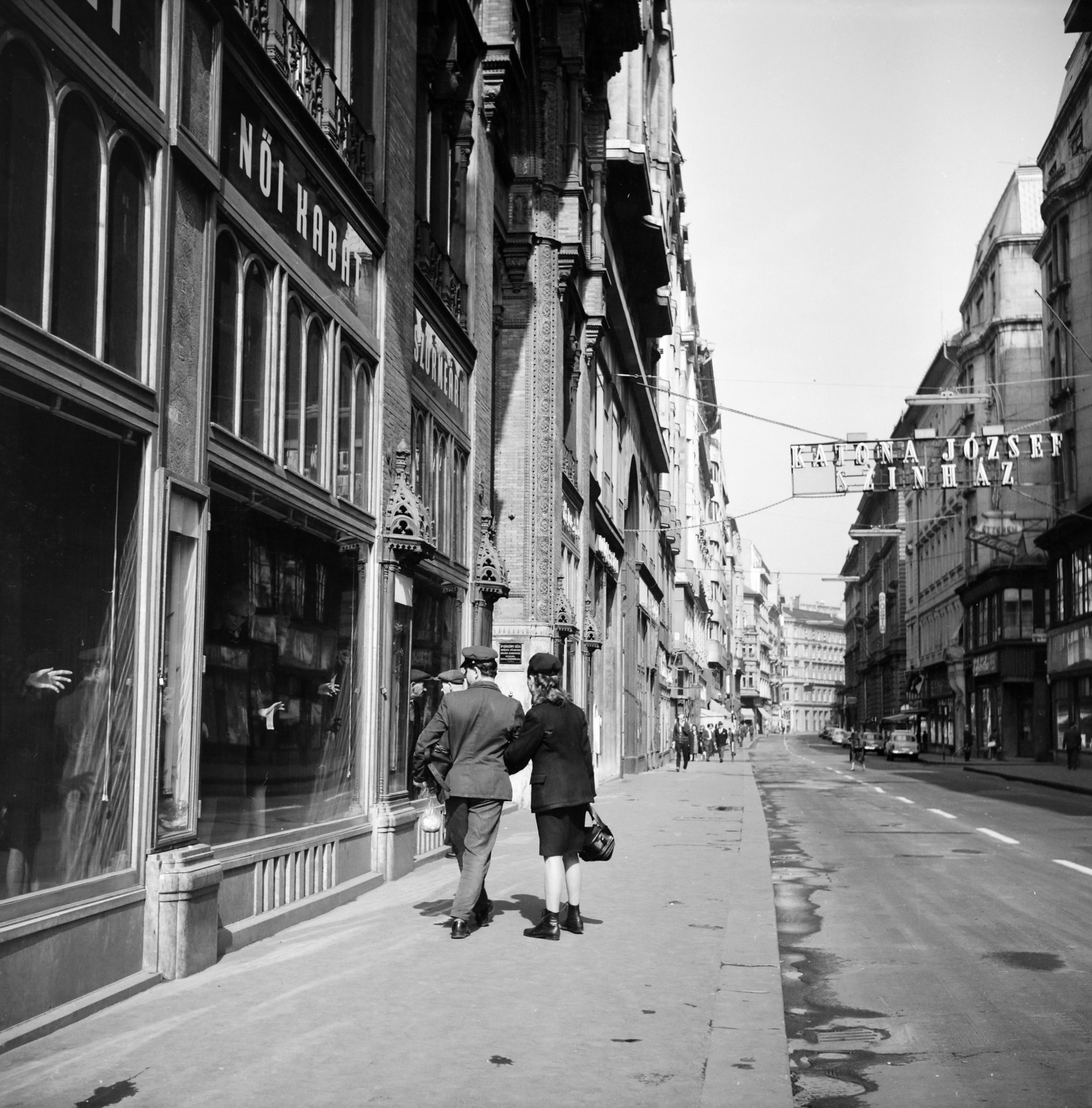 Magyarország, Budapest V., Petőfi Sándor utca, a felvétel a Párizsi udvar épülete előtt készült, a következő épületben a Katona József Színház található. Távolban a a Kristóf tér - Bécsi utca sarkán álló épület látható., 1967, Vimola Károly, Best of, háttal, utcakép, séta, neon felirat, színház, Budapest, Fortepan #266785