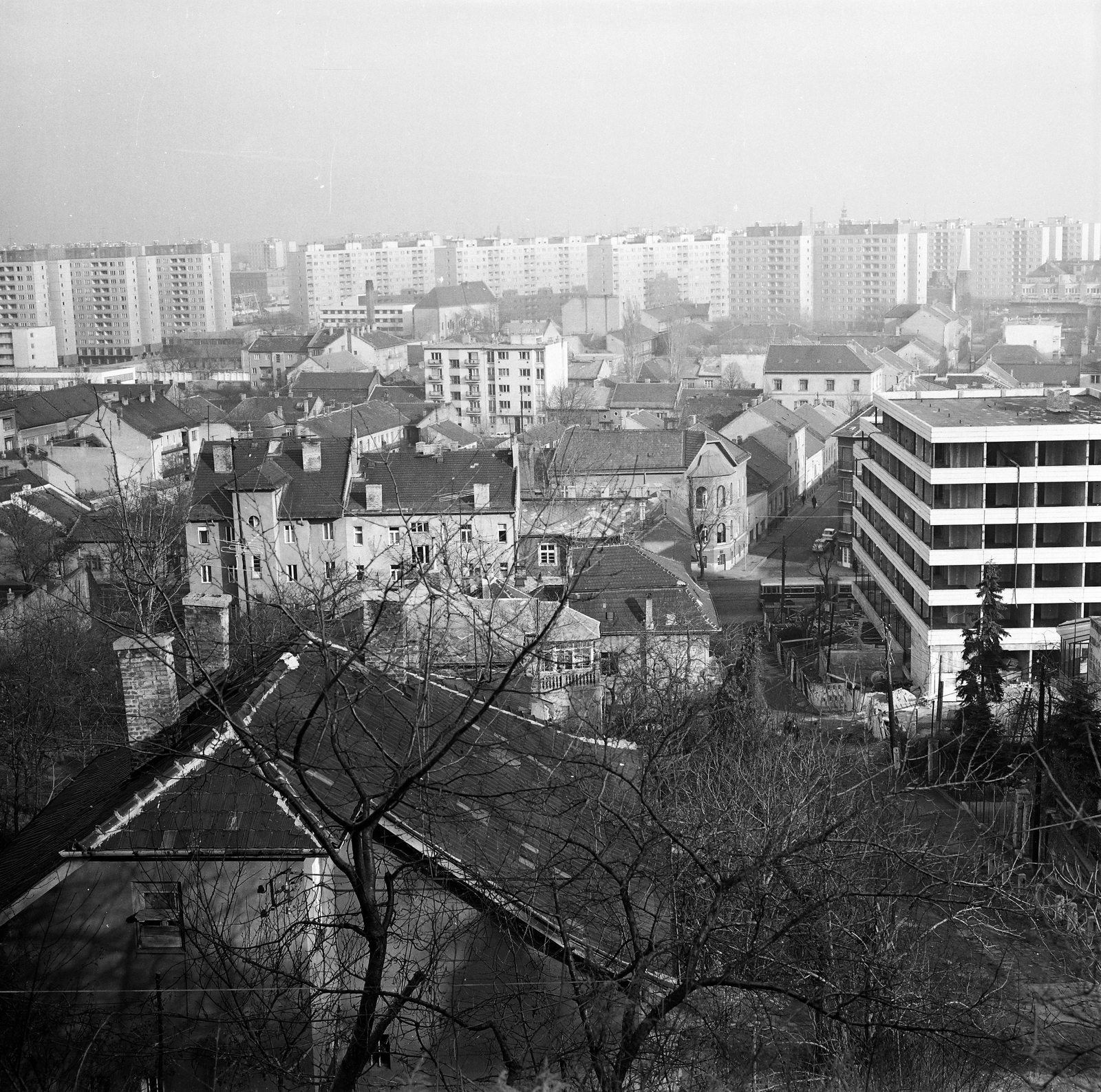 Hungary, Budapest III., kilátás a kálvária dombról a Podolini utca és a Bécsi út felé, jobbra a Kandó Kálmán Kollégium., 1975, Vimola Károly, bird's eye view, roof, Budapest, Fortepan #266790