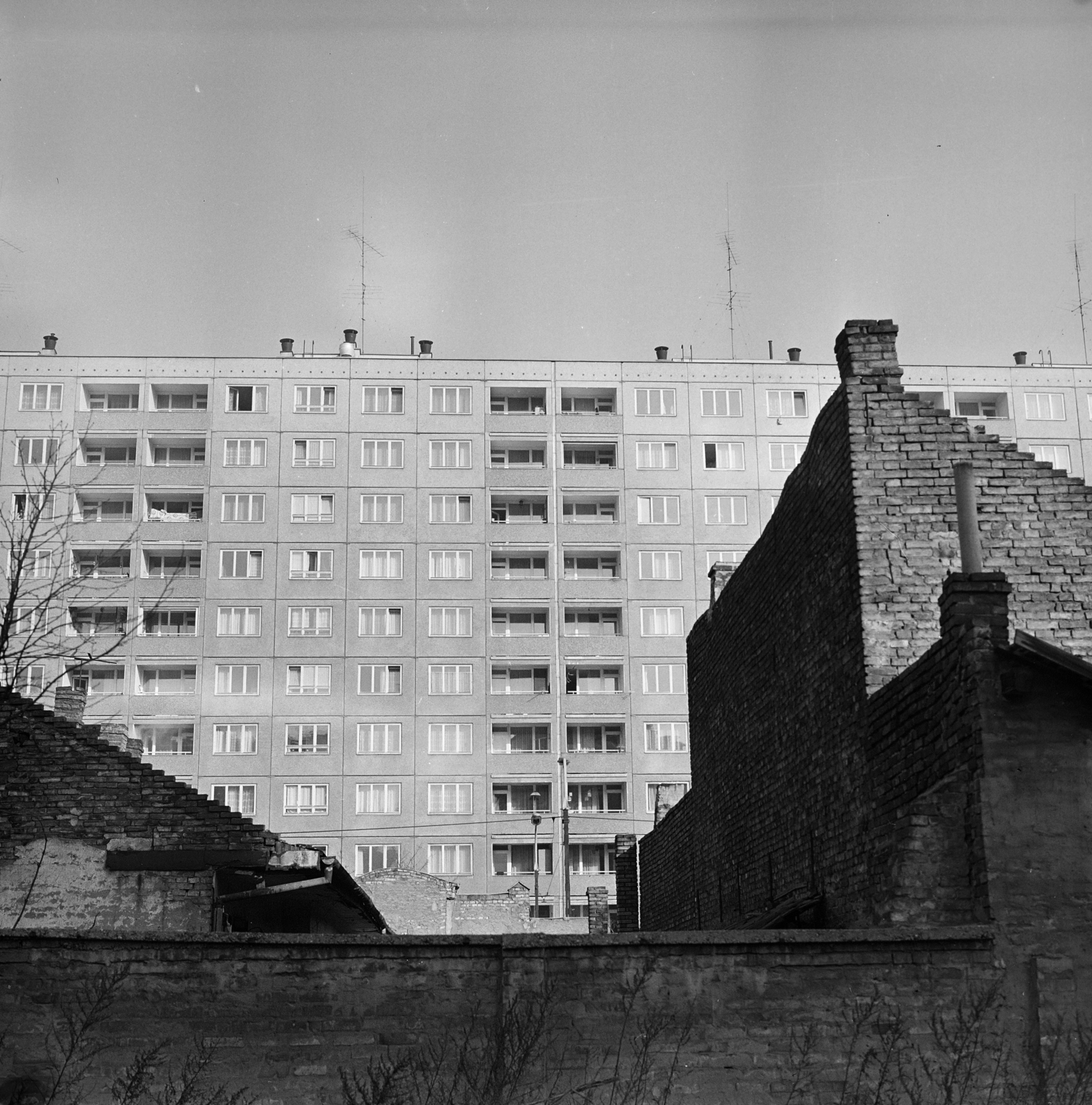 Hungary, Óbuda, Budapest III., a Vörösvári út melletti bontásra váró épületek a Váradi utca - Gyenes utca közötti szakaszon., 1973, Vimola Károly, concrete block of flats, Budapest, Fortepan #266791