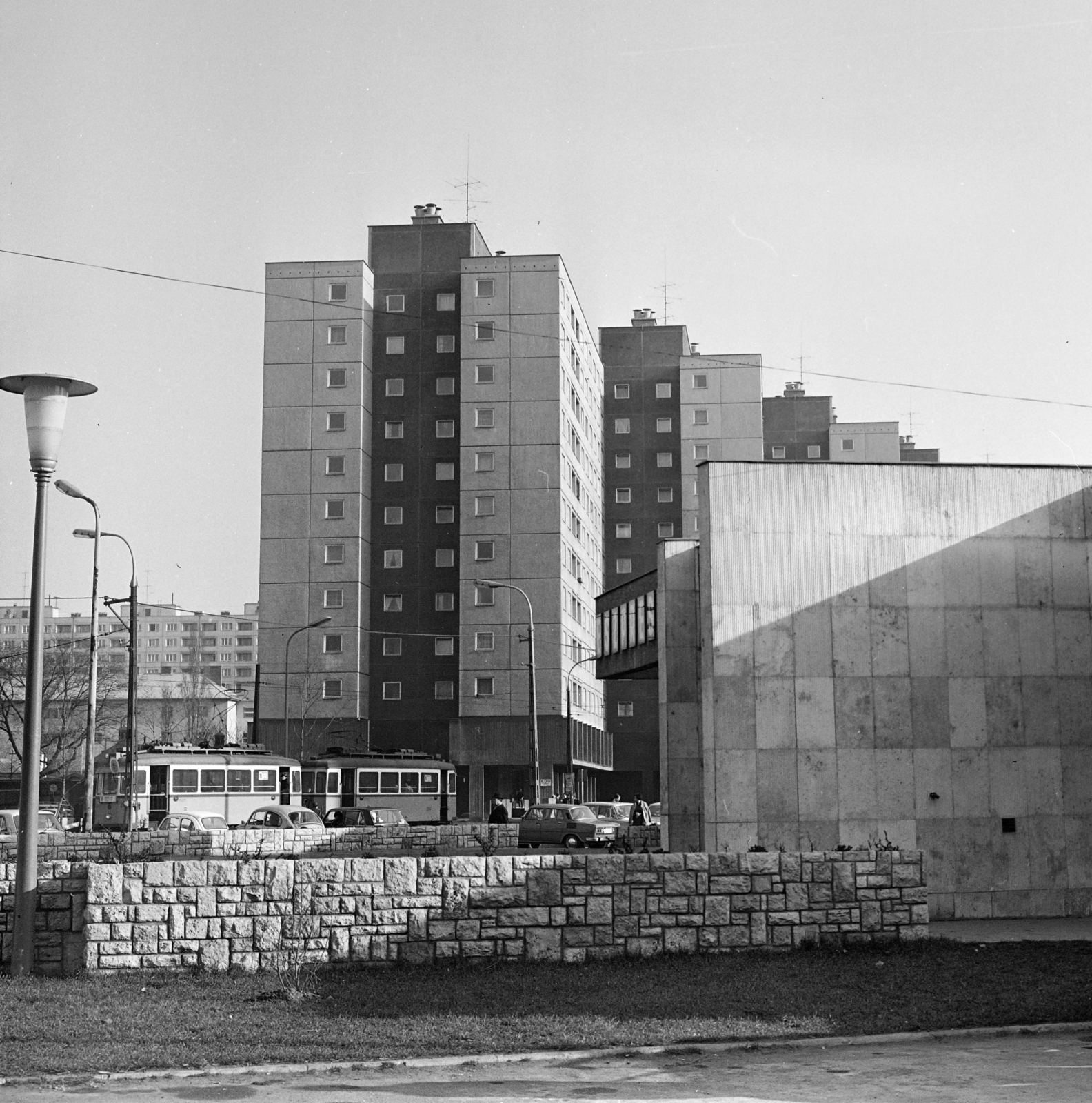 Magyarország, Óbuda, Budapest III., a Gyenes utca - Vörösvári út - Törzs utca közötti terület. Az Óbuda eszpresszó és étterem mögött a Kórház utca melletti házsor látható., 1973, Vimola Károly, panelház, villamos, Budapest, Fortepan #266793